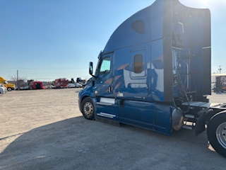 2023 FREIGHTLINER - view 4 of 27