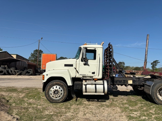 2010 MACK Pinnacle CHU 613 - view 2 of 25