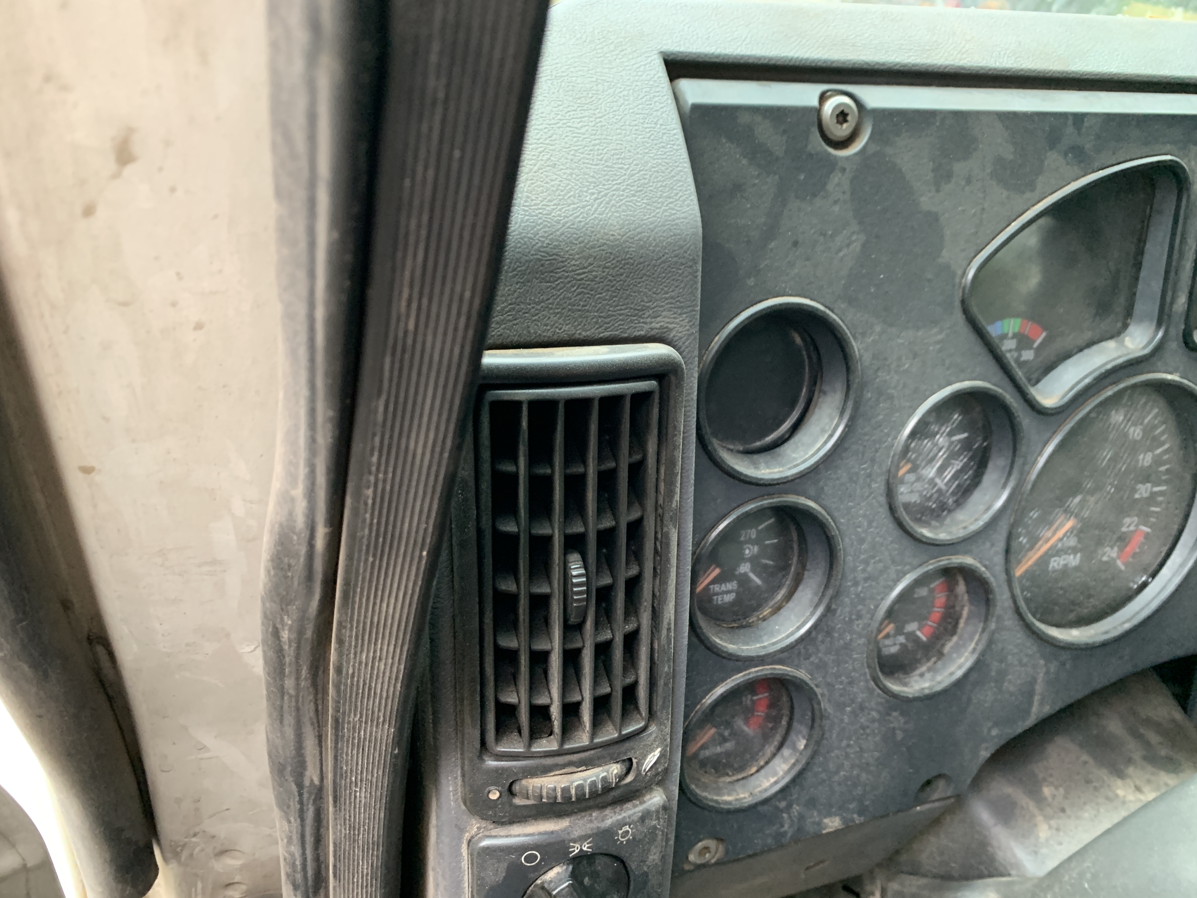 2010 MACK CHU613 - Image 9