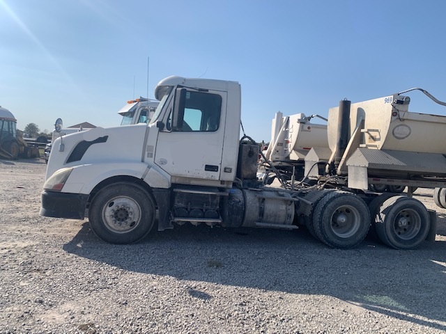 2011 VOLVO VNL - Image 3