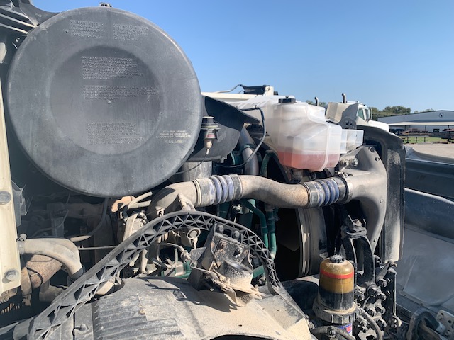 2011 VOLVO VNL - Image 12