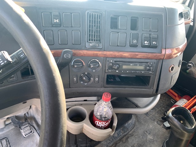 2011 VOLVO VNL - Image 22