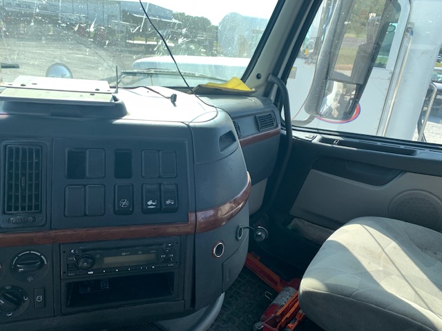 2011 VOLVO VNL - Image 24