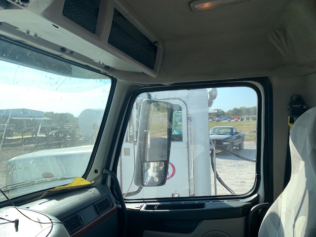 2011 VOLVO VNL - Image 25