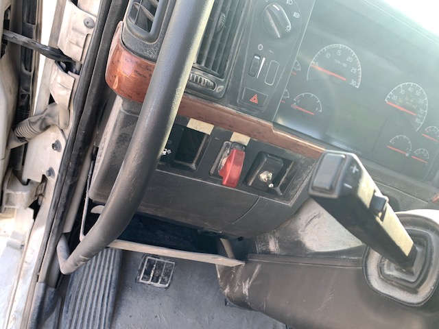 2011 VOLVO VNL - Image 28