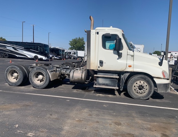 2017 FREIGHTLINER FLT - view 3 of 20