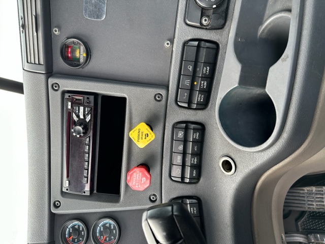 2018 FREIGHTLINER Cascadia - view 11 of 22