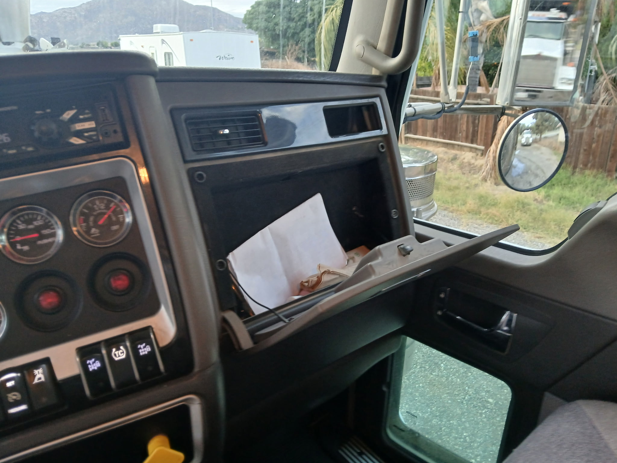 2020 KENWORTH T800 - Image 28