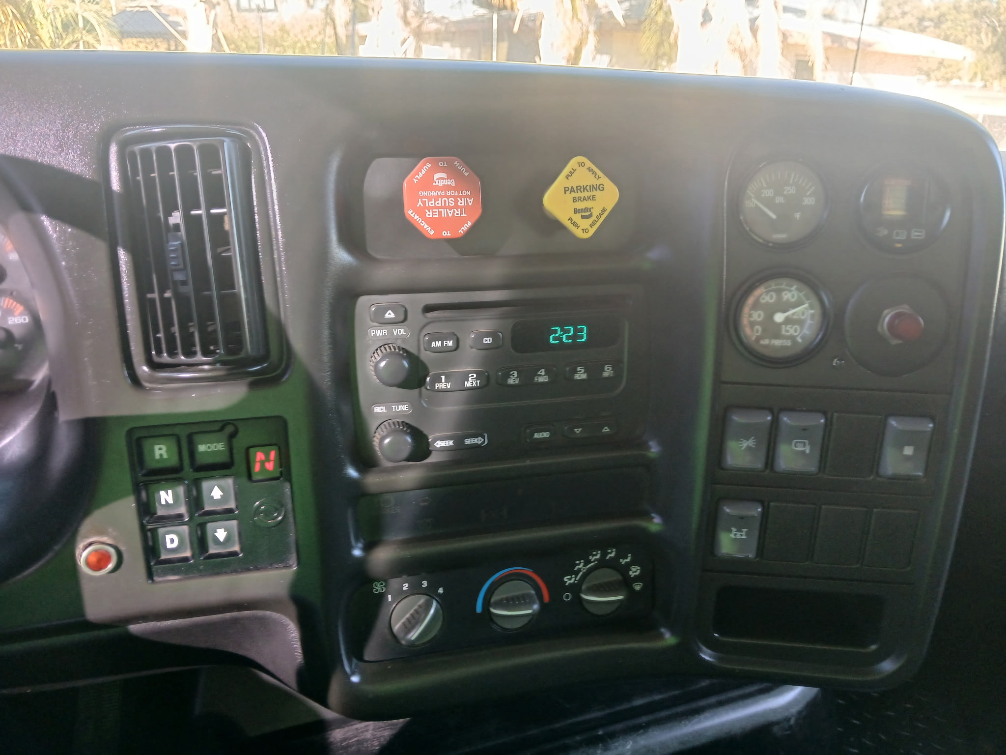 2004 CHEVROLET C7500 - Image 10