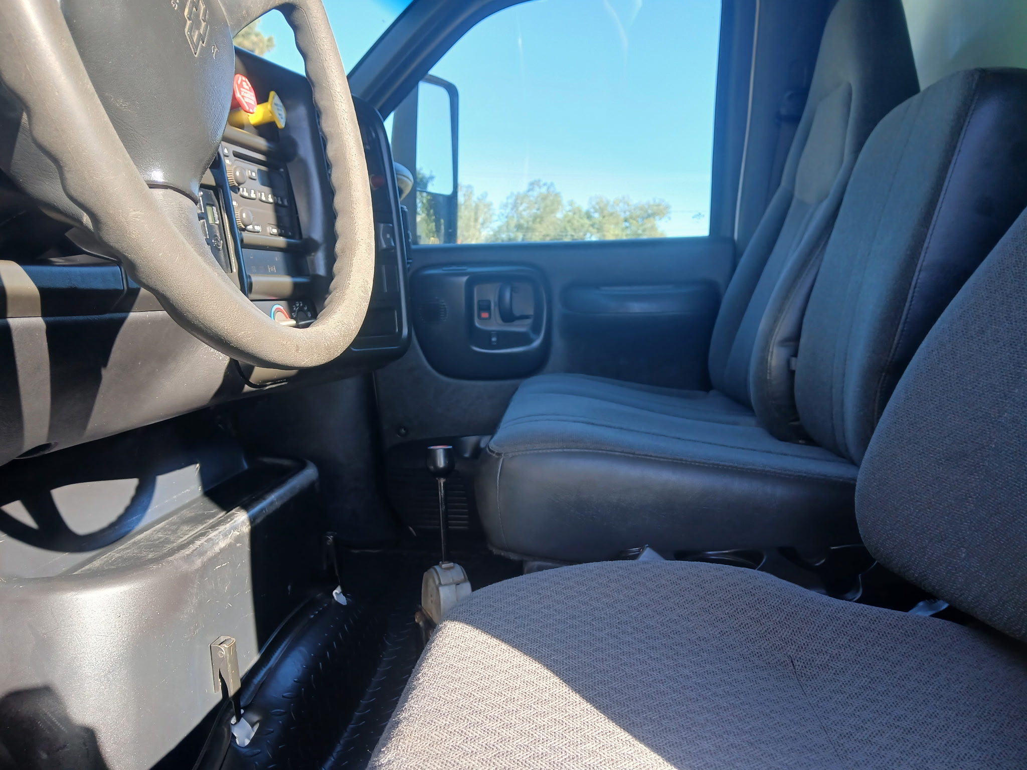 2004 CHEVROLET C7500 - Image 6