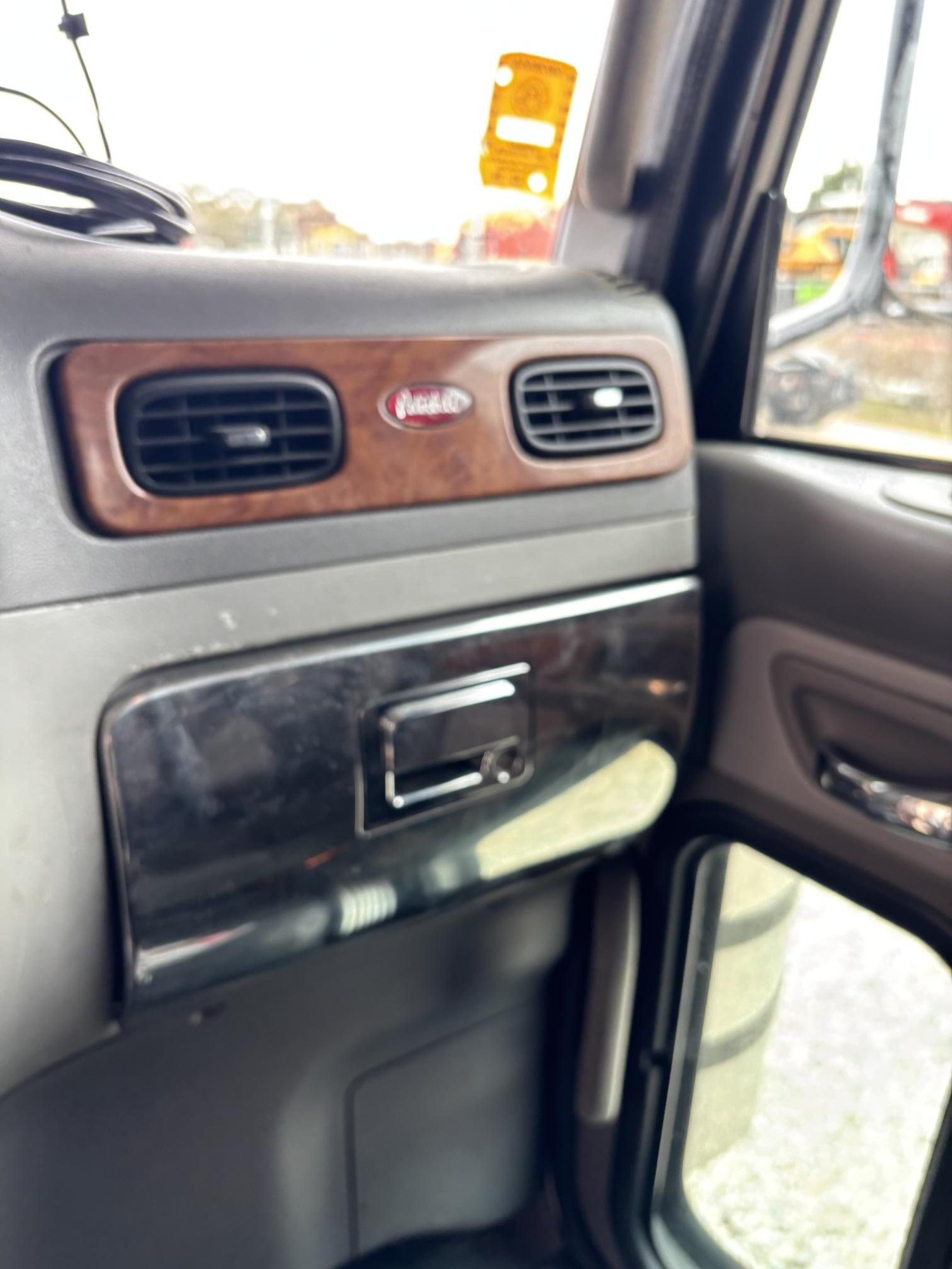 2006 PETERBILT 379 - Image 35