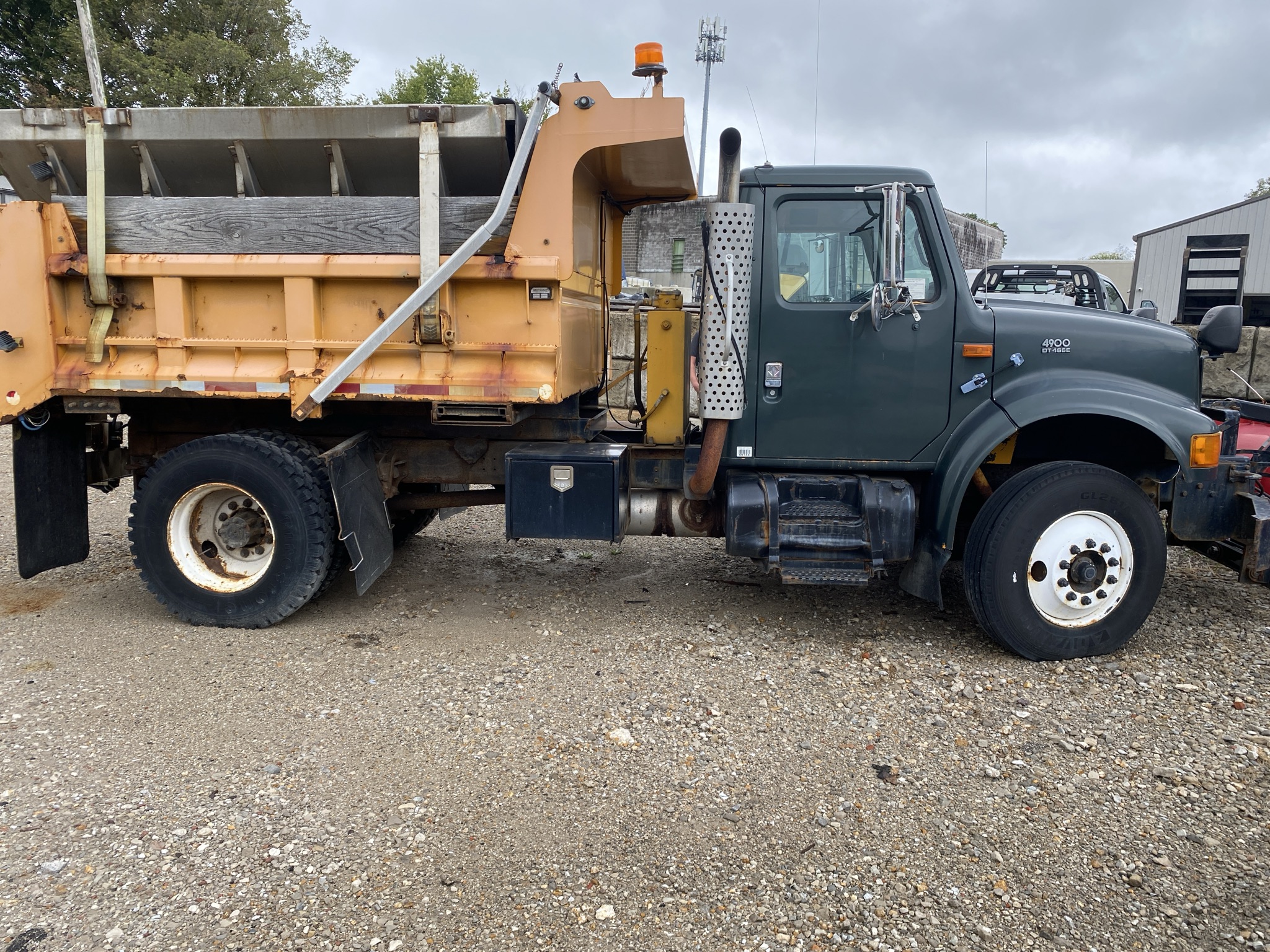 2000 INTERNATIONAL 4900 - view 3 of 13