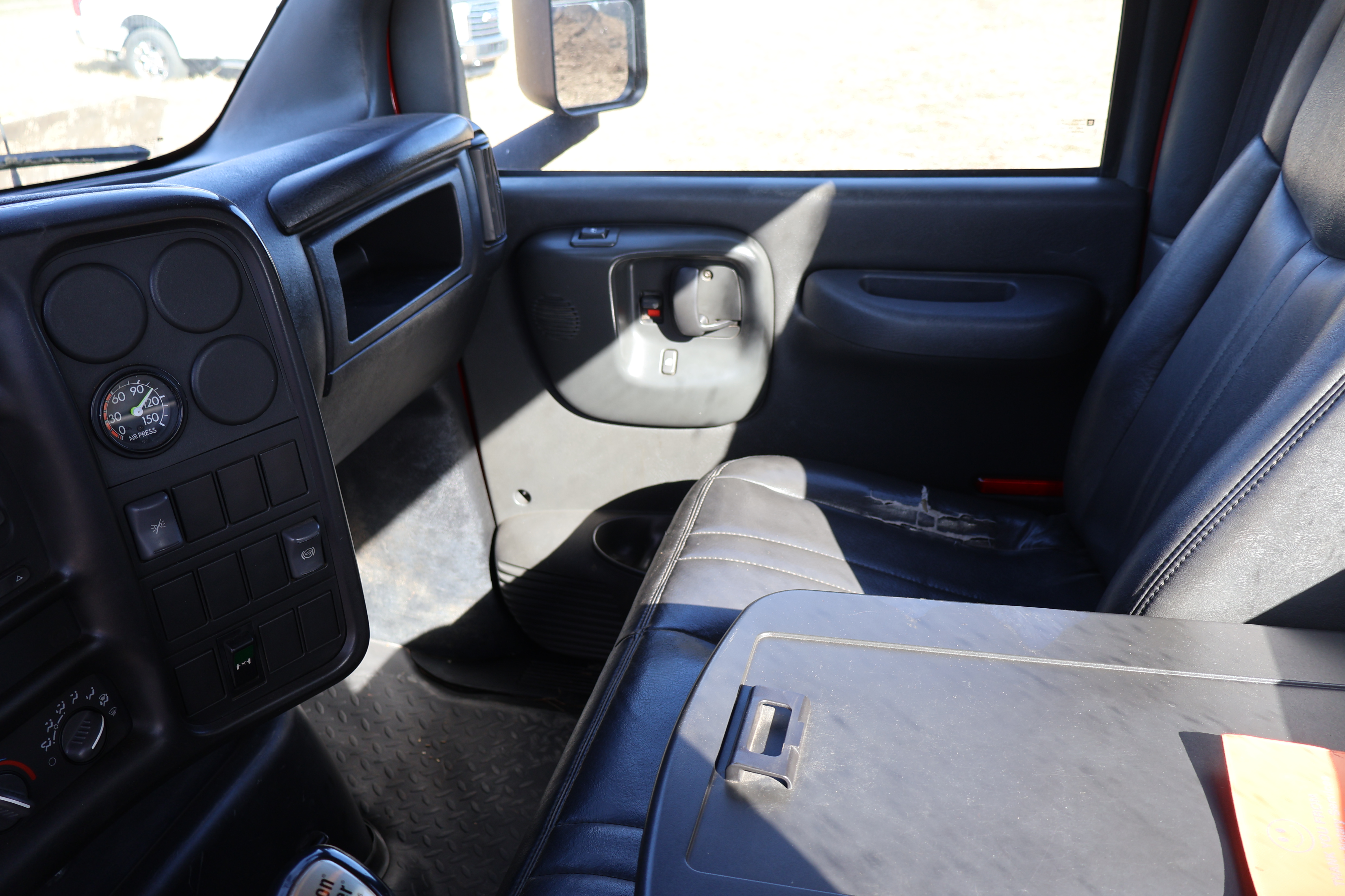 2005 CHEVROLET C8500 - Image 38