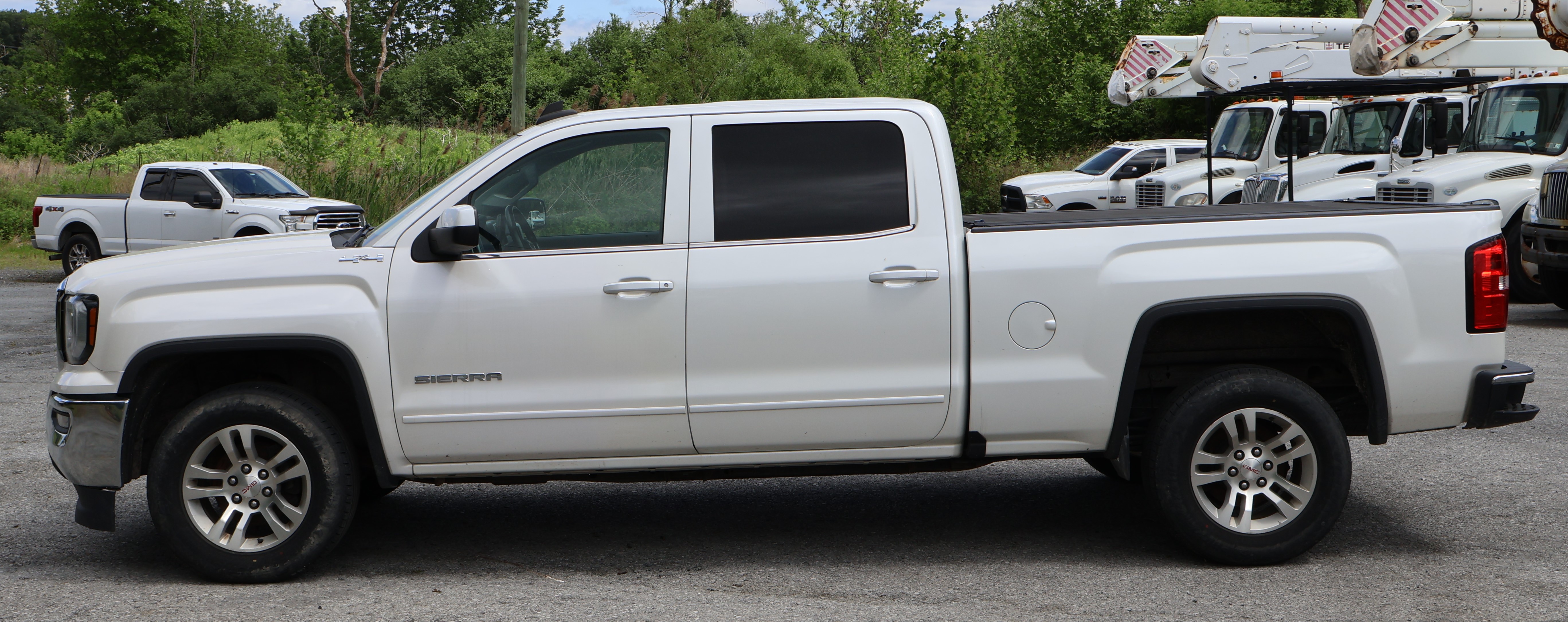 2018 GMC Sierra - view 6 of 30