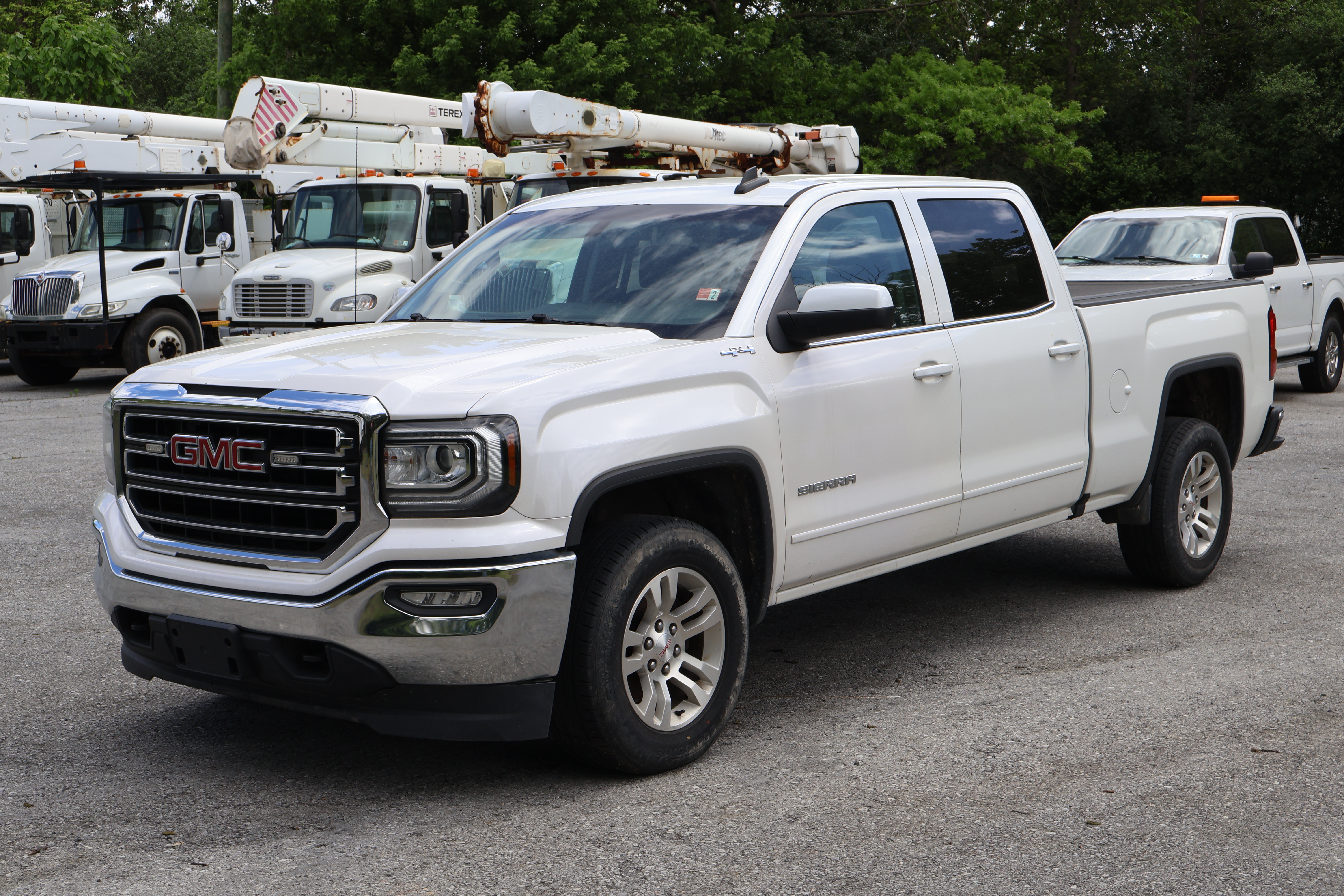 2018 GMC Sierra - view 7 of 30