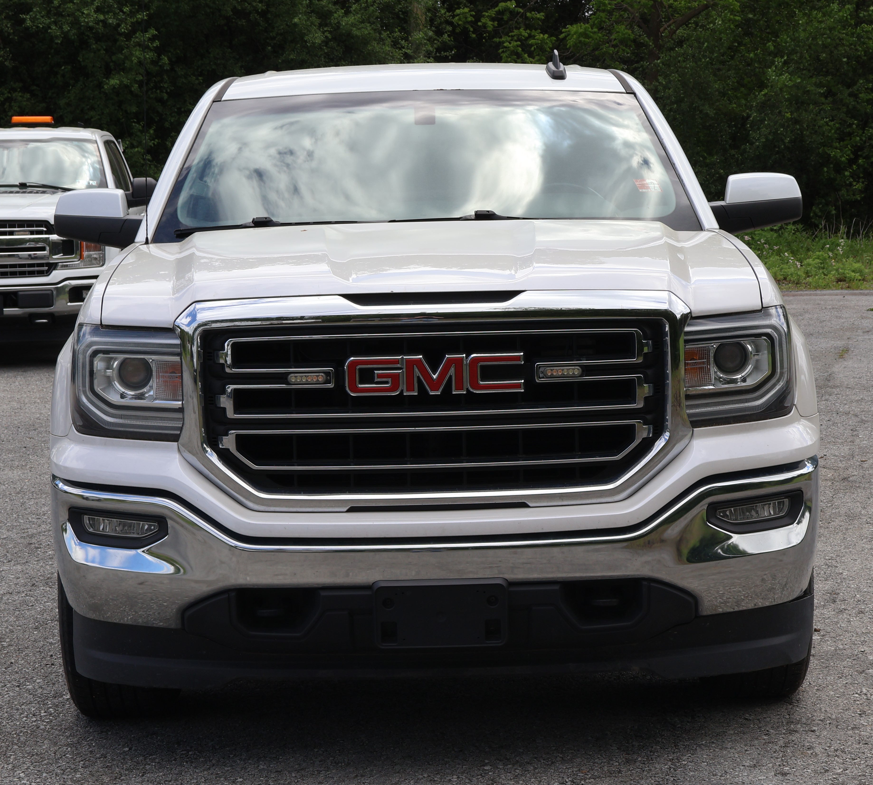 2018 GMC Sierra - view 8 of 30