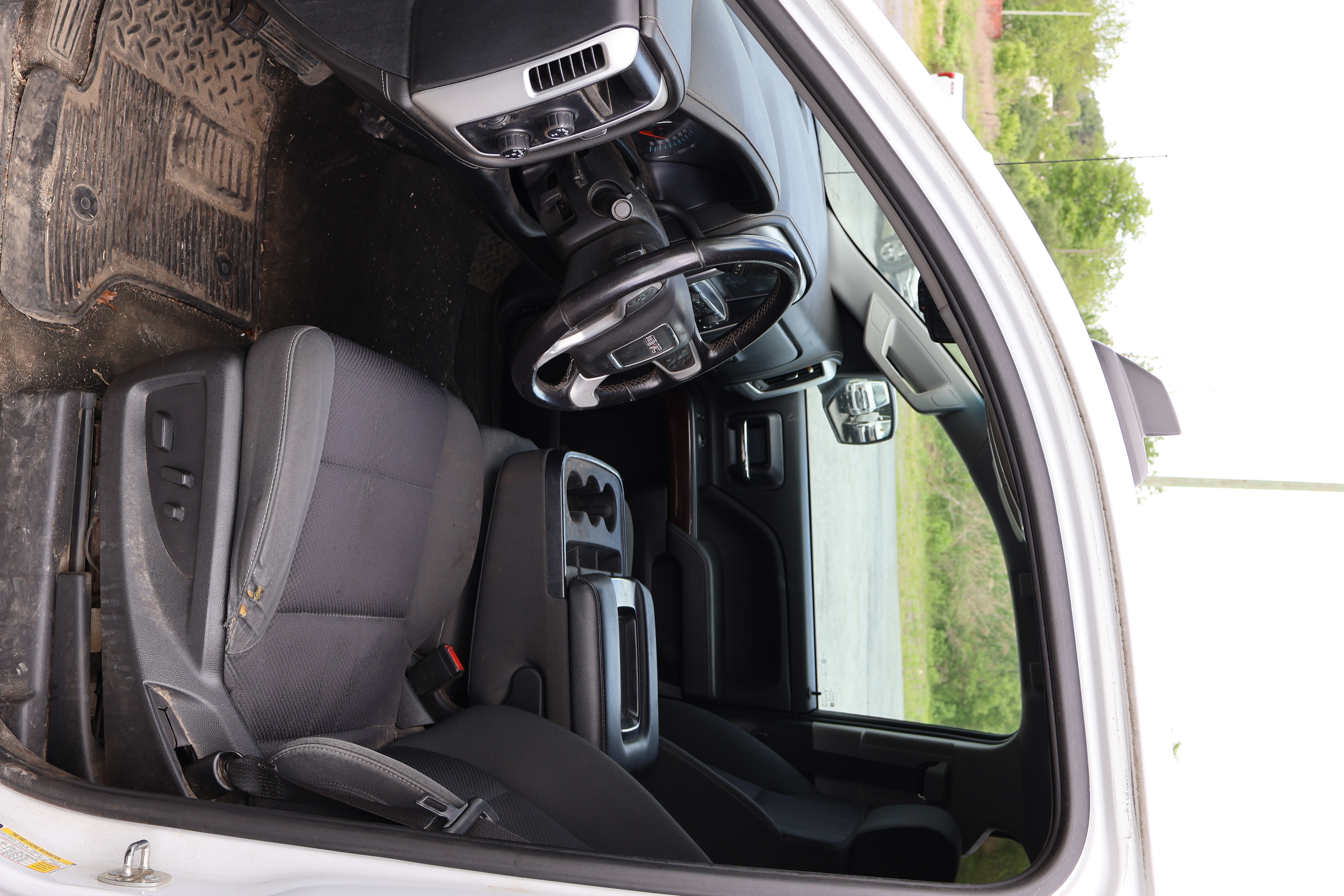 2018 GMC Sierra - view 14 of 30