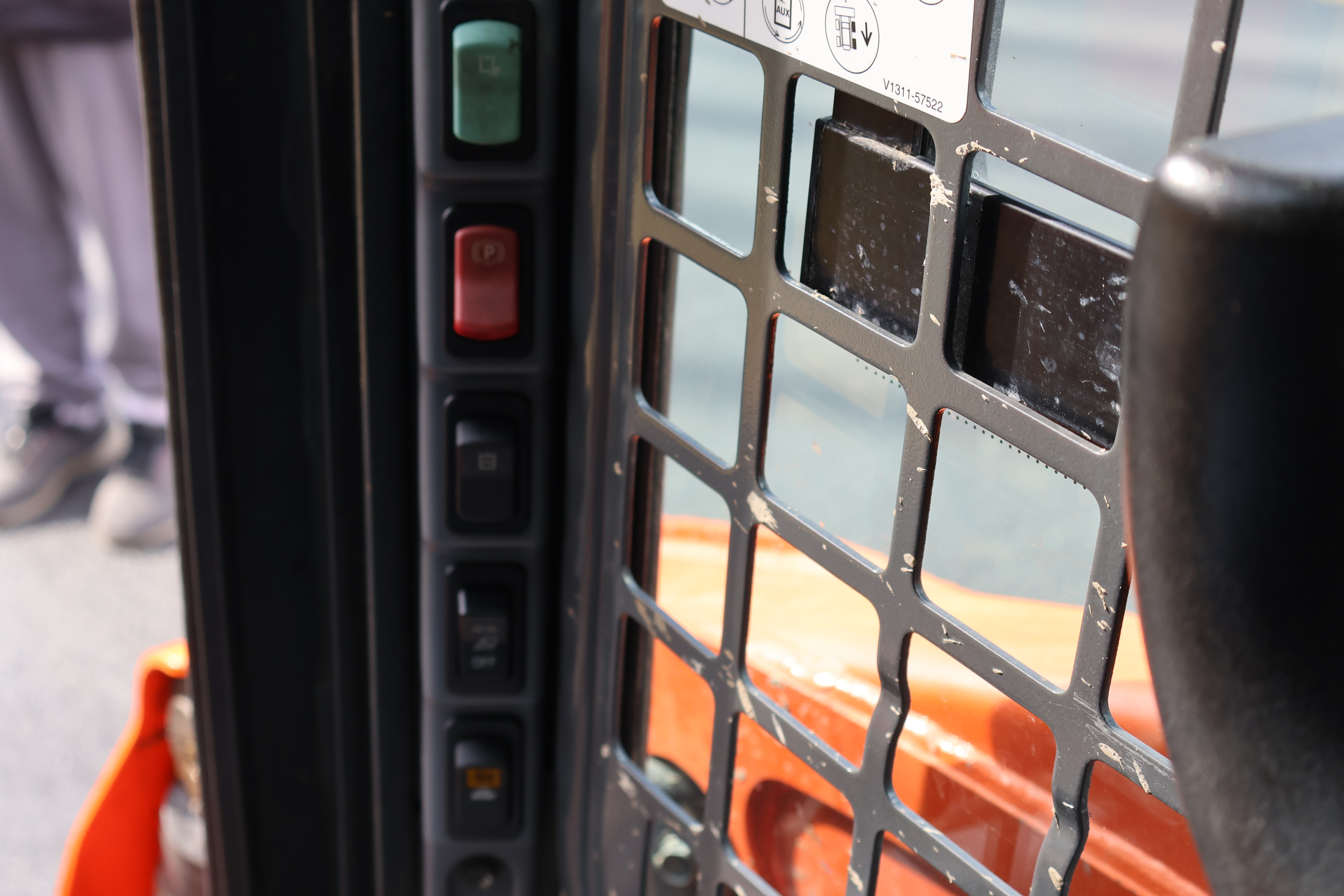 2018 KUBOTA SSV65 - Image 22