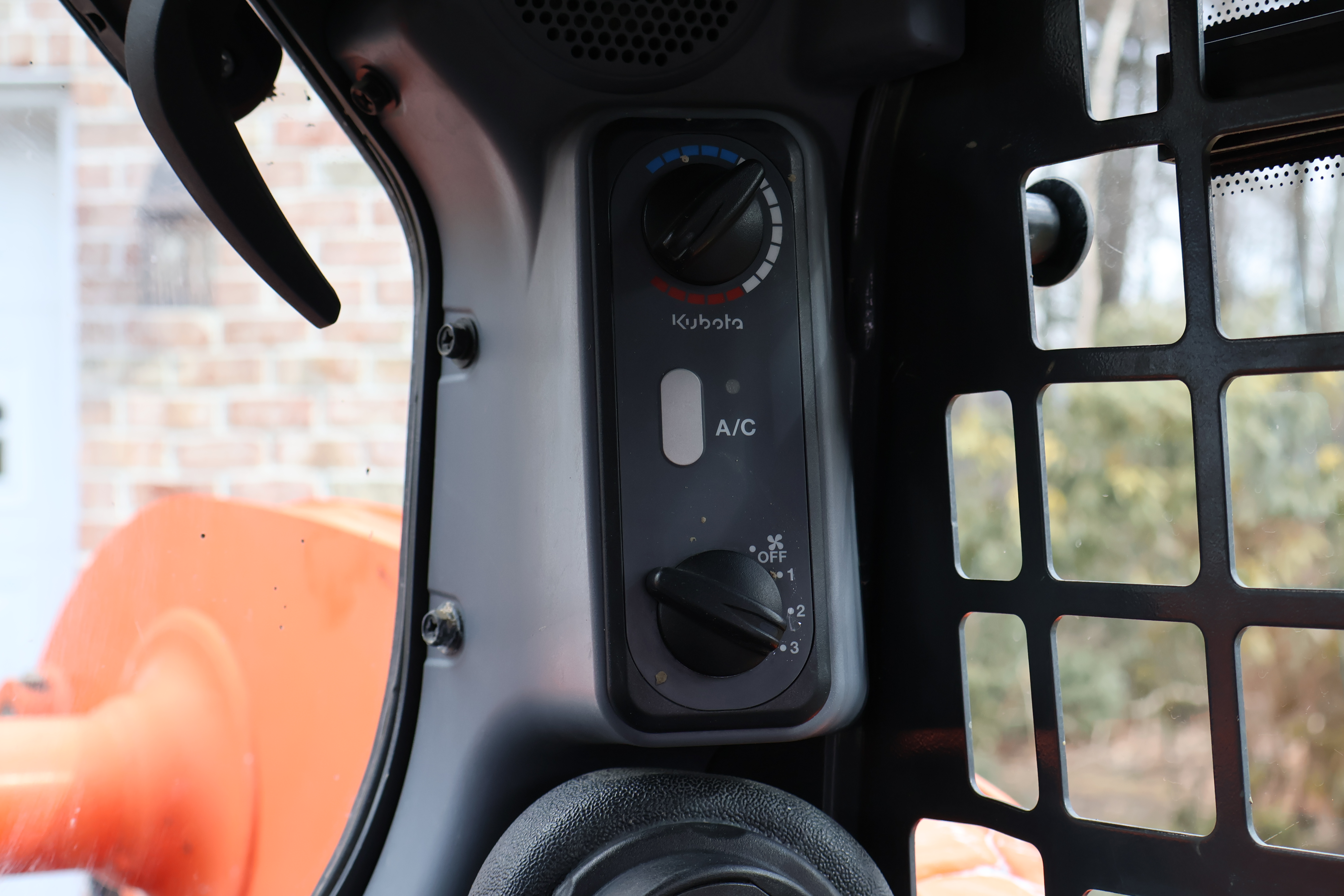 2018 KUBOTA SSV65 - Image 25
