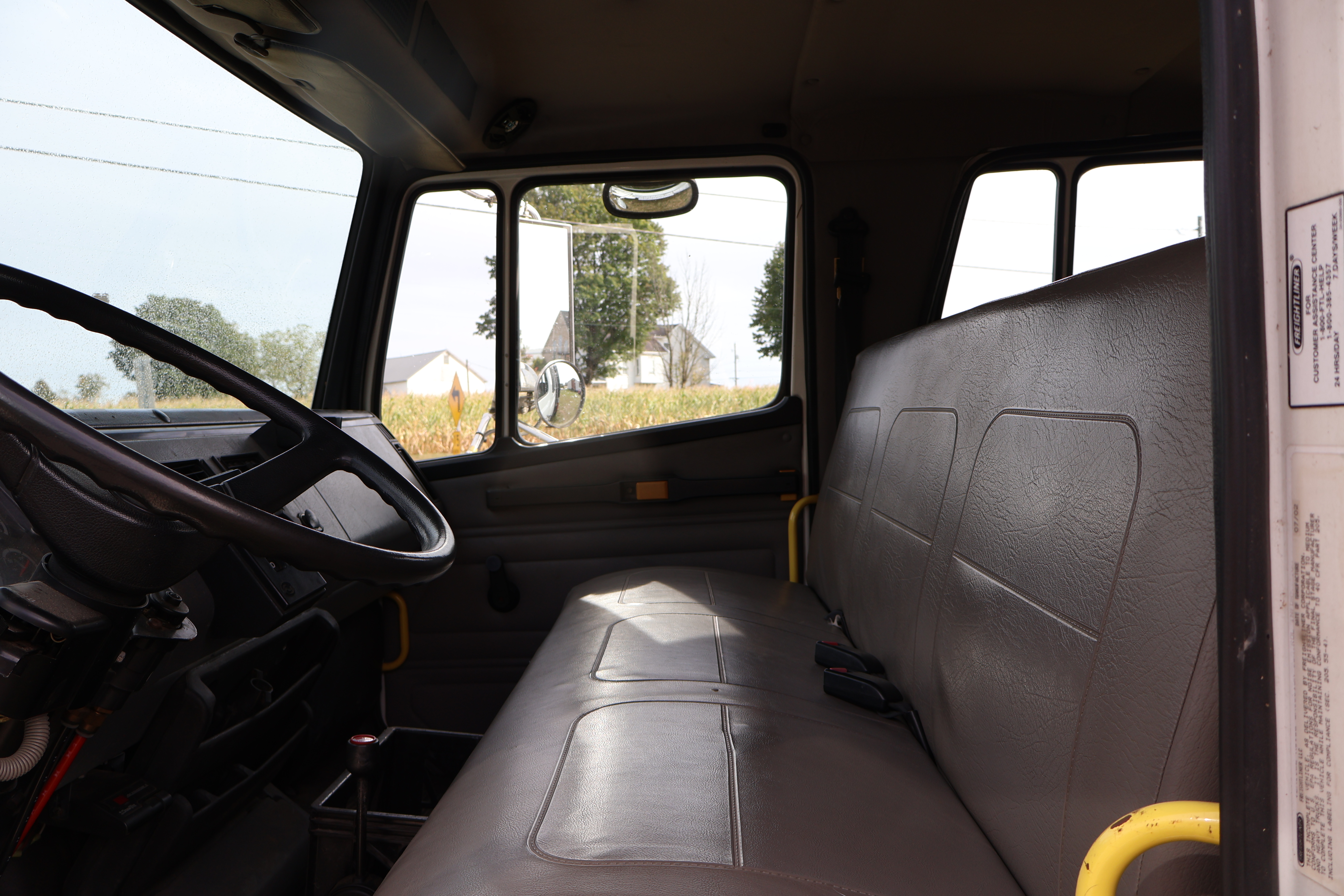 2003 FREIGHTLINER FL70 - view 18 of 39