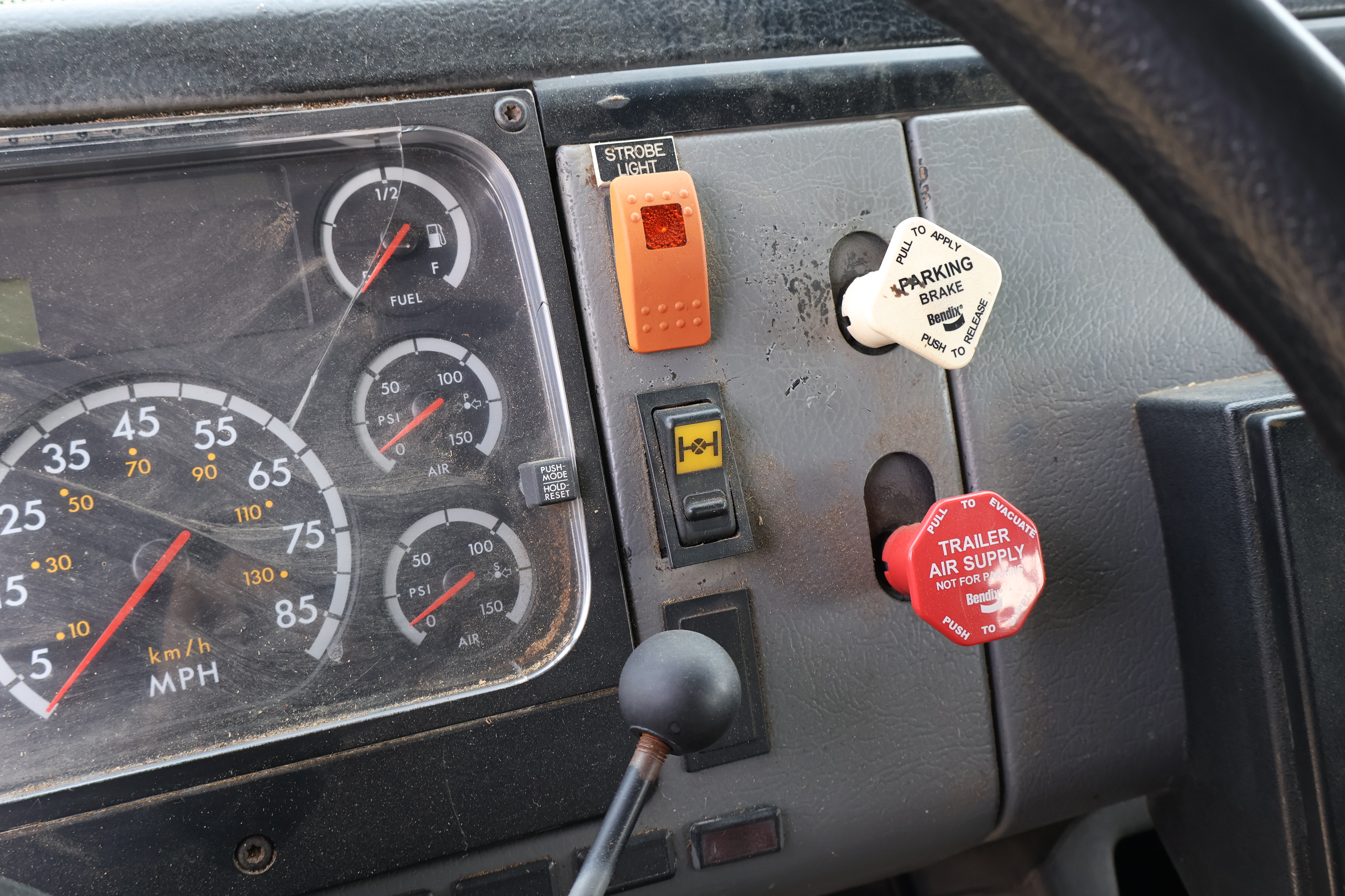 2003 FREIGHTLINER FL70 - Image 14