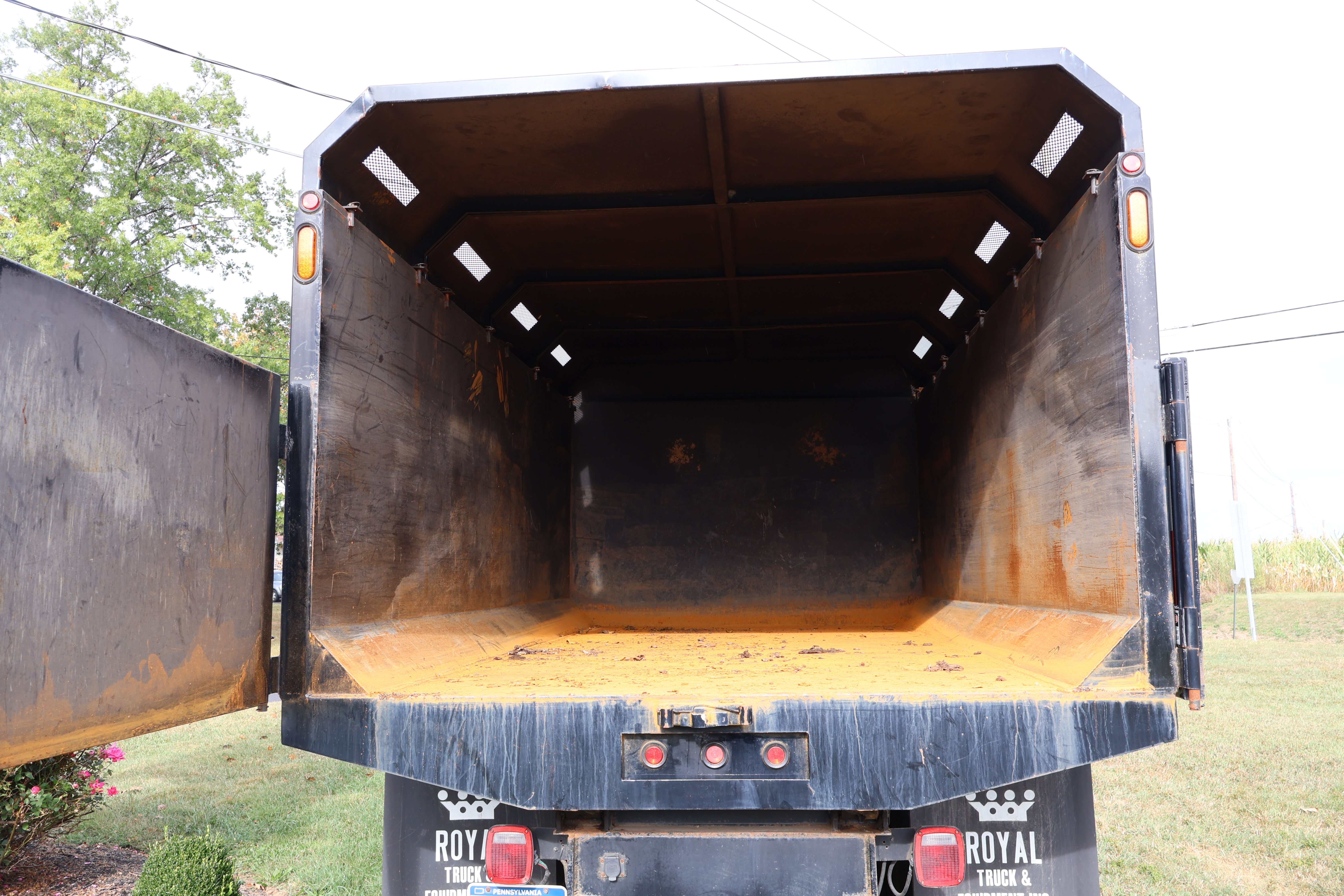 2003 FREIGHTLINER FL70 - Image 25