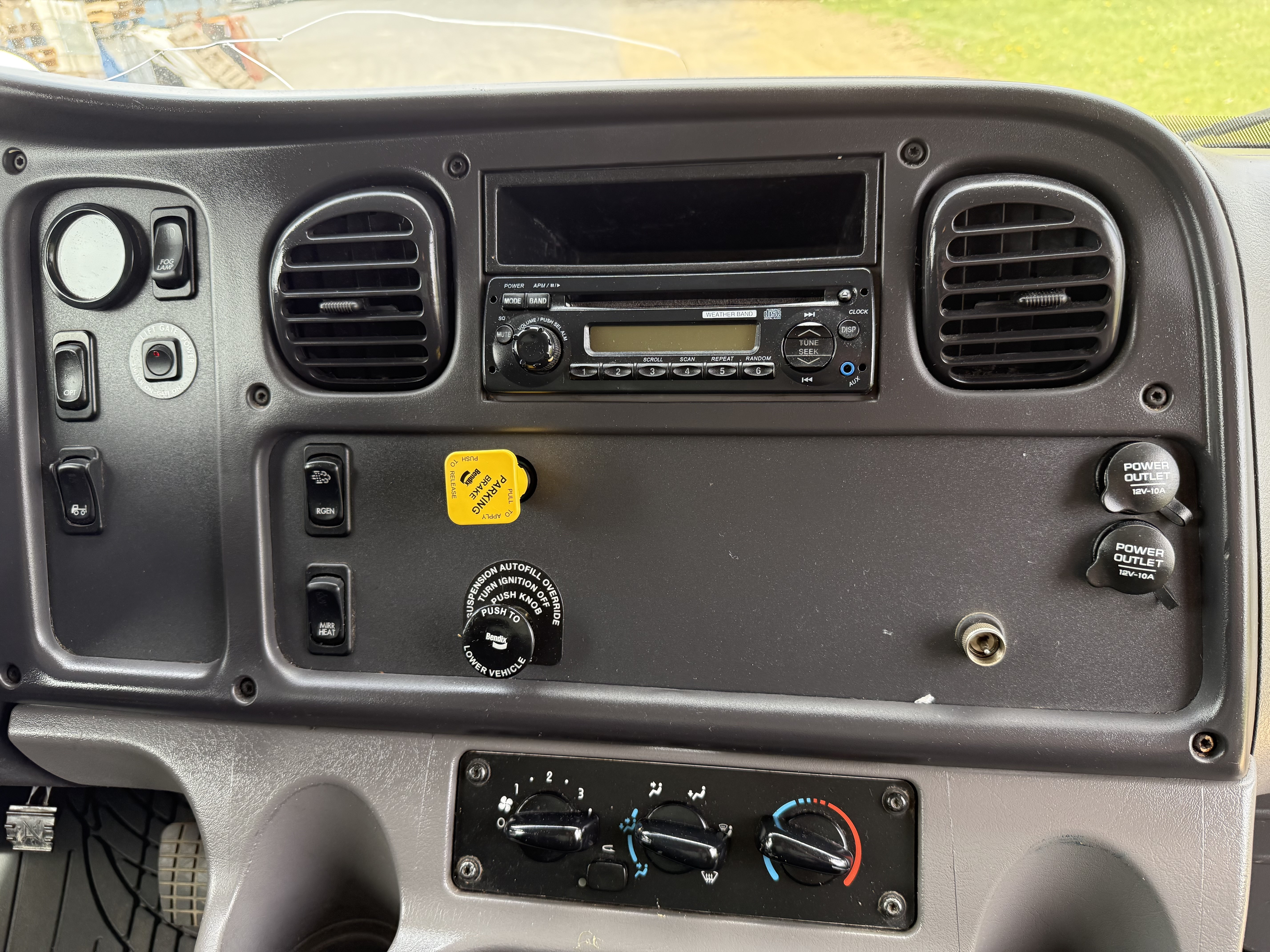 2015 FREIGHTLINER Business Class N2 106 - view 18 of 36