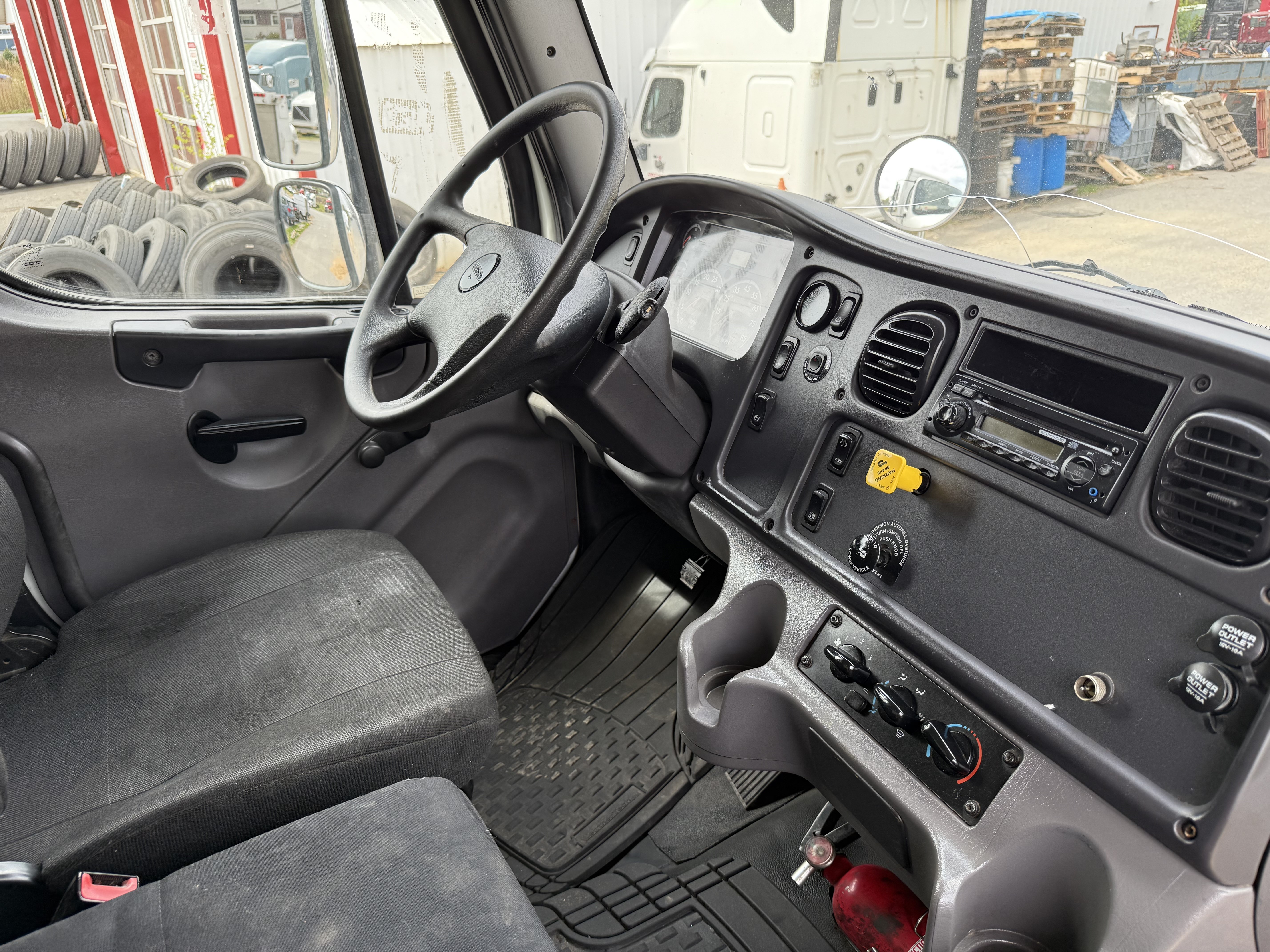 2015 FREIGHTLINER Business Class N2 106 - view 16 of 36