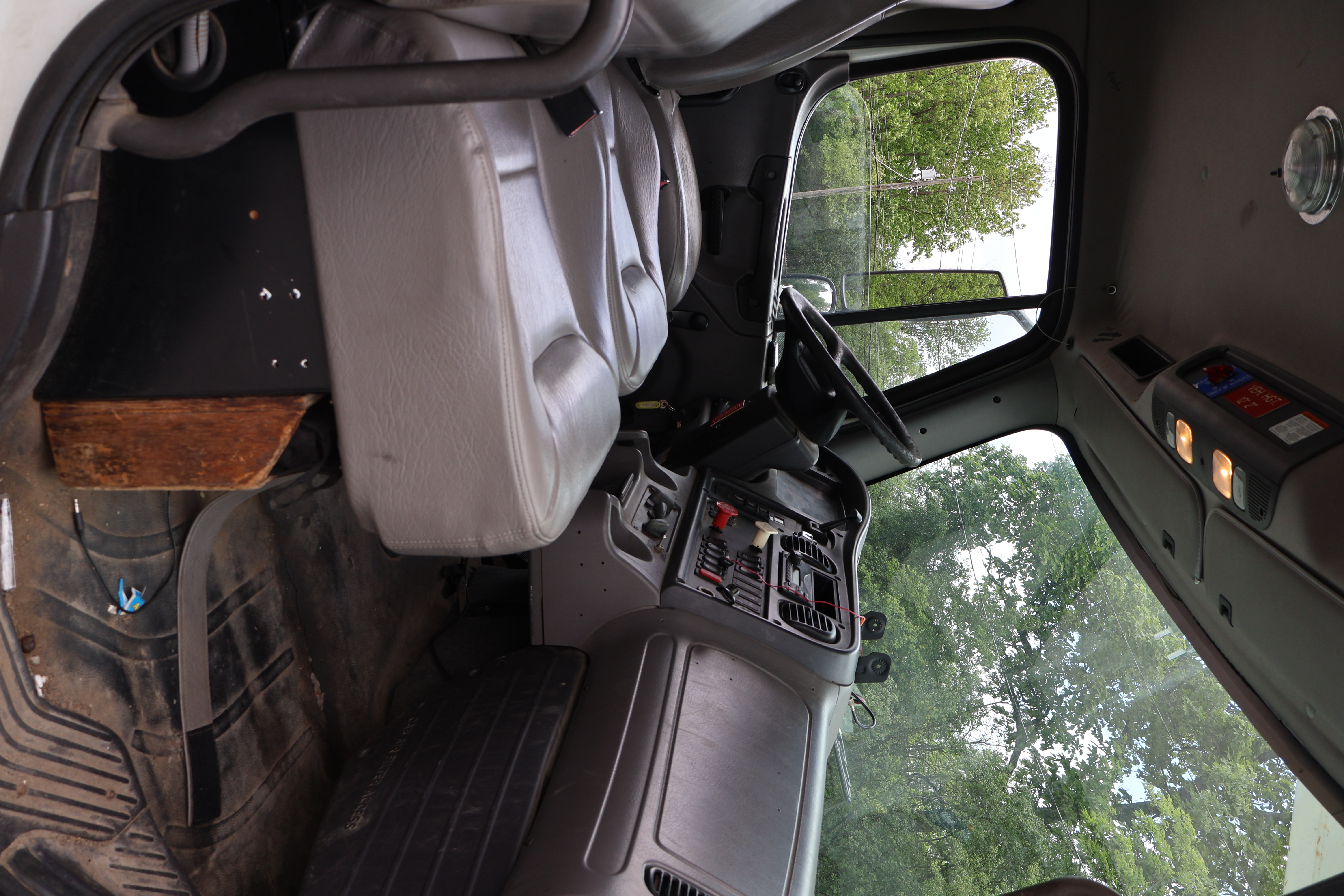 2012 FREIGHTLINER Business Class M2 - Image 25