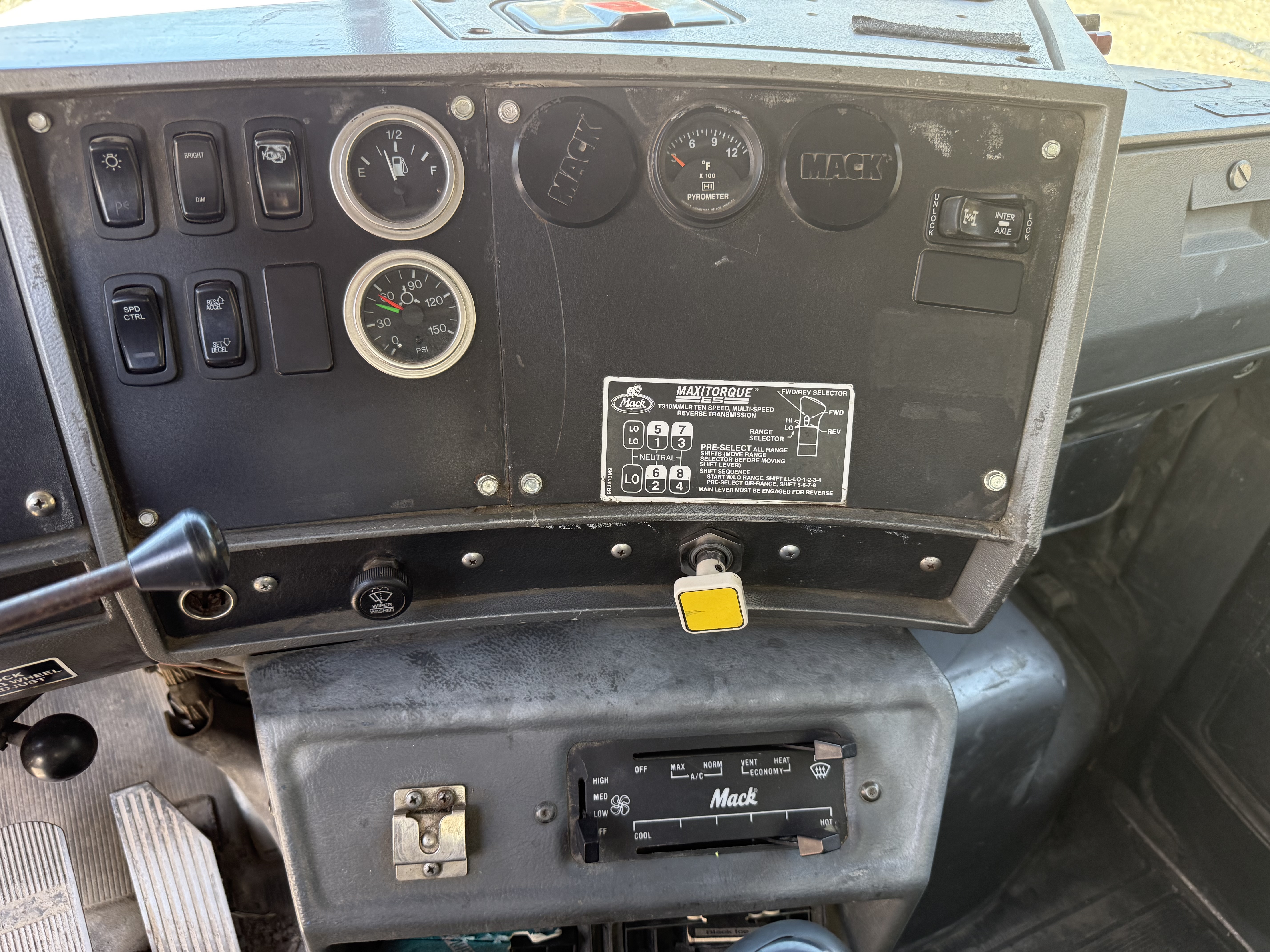 2005 MACK DM690S - Image 14