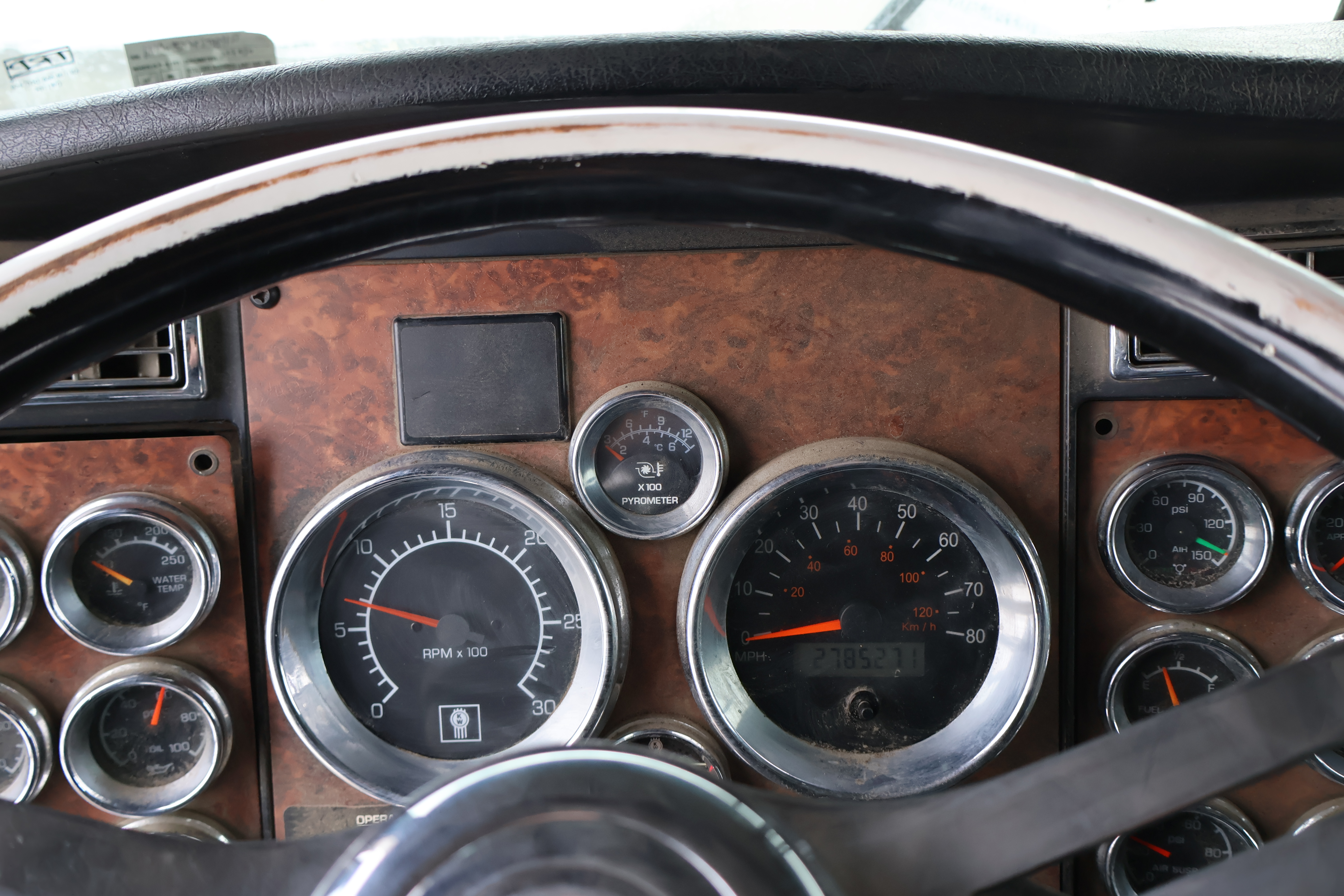 2005 KENWORTH W900 - Image 19