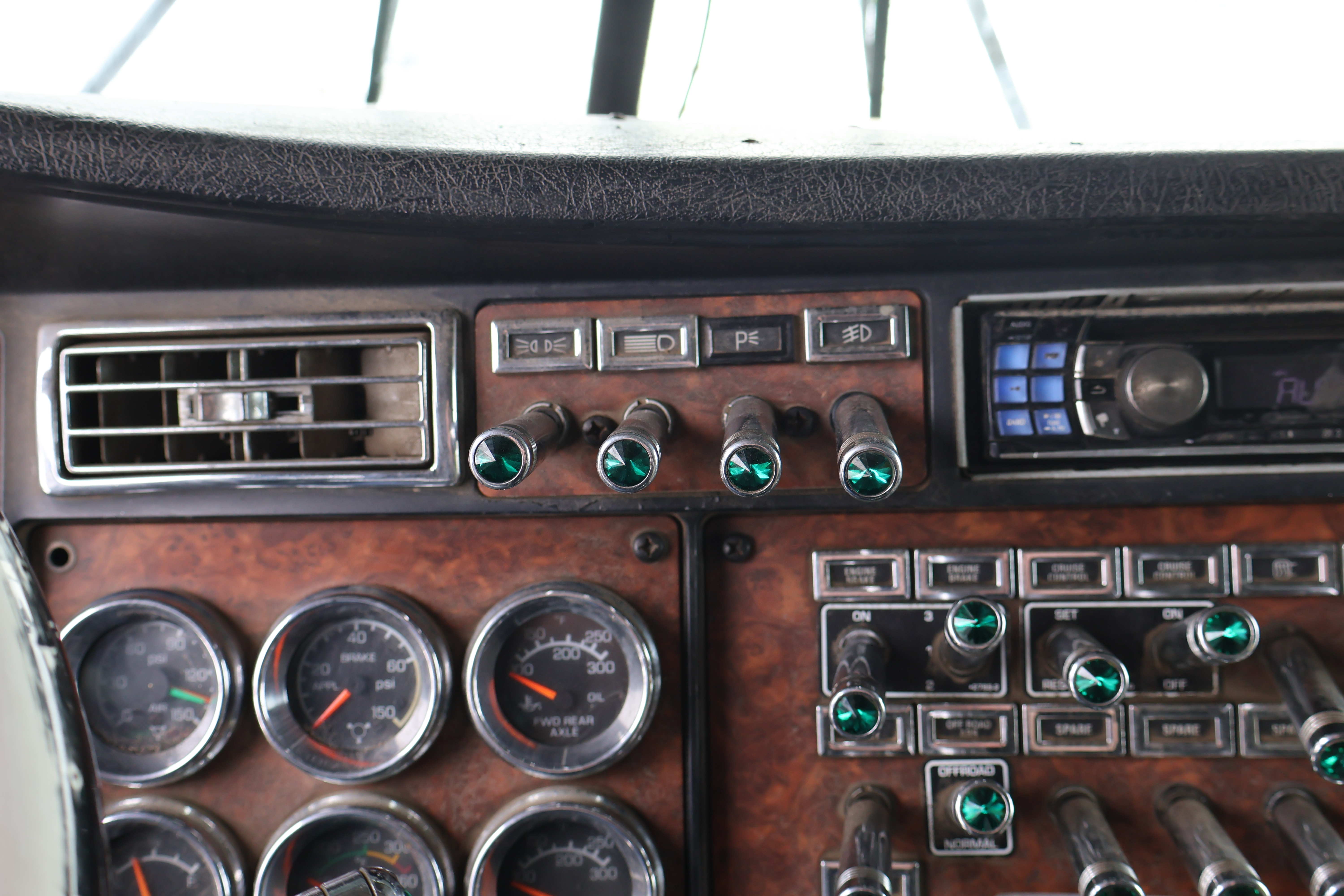 2005 KENWORTH W900 - Image 23