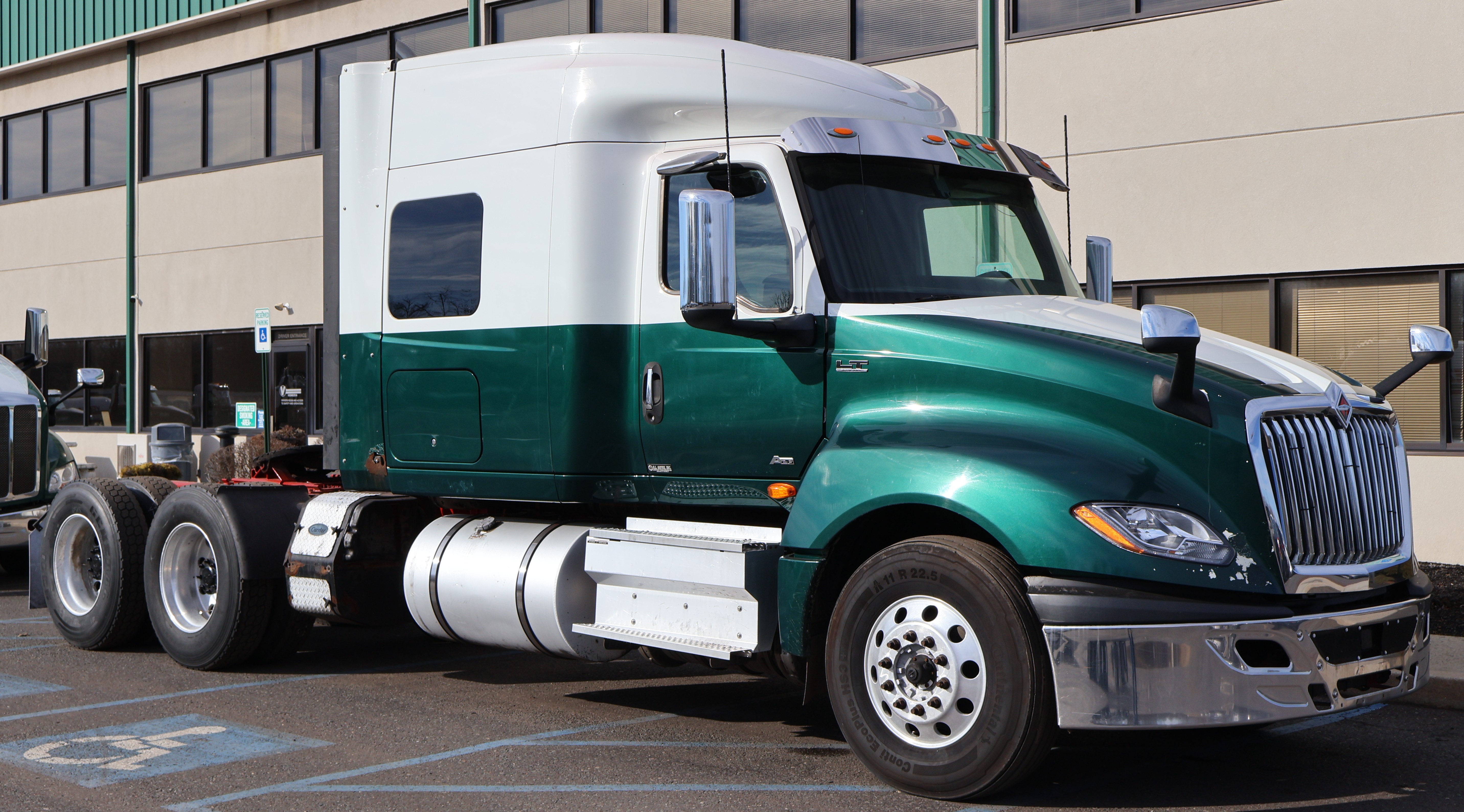 2019 INTERNATIONAL LT - view 7 of 37