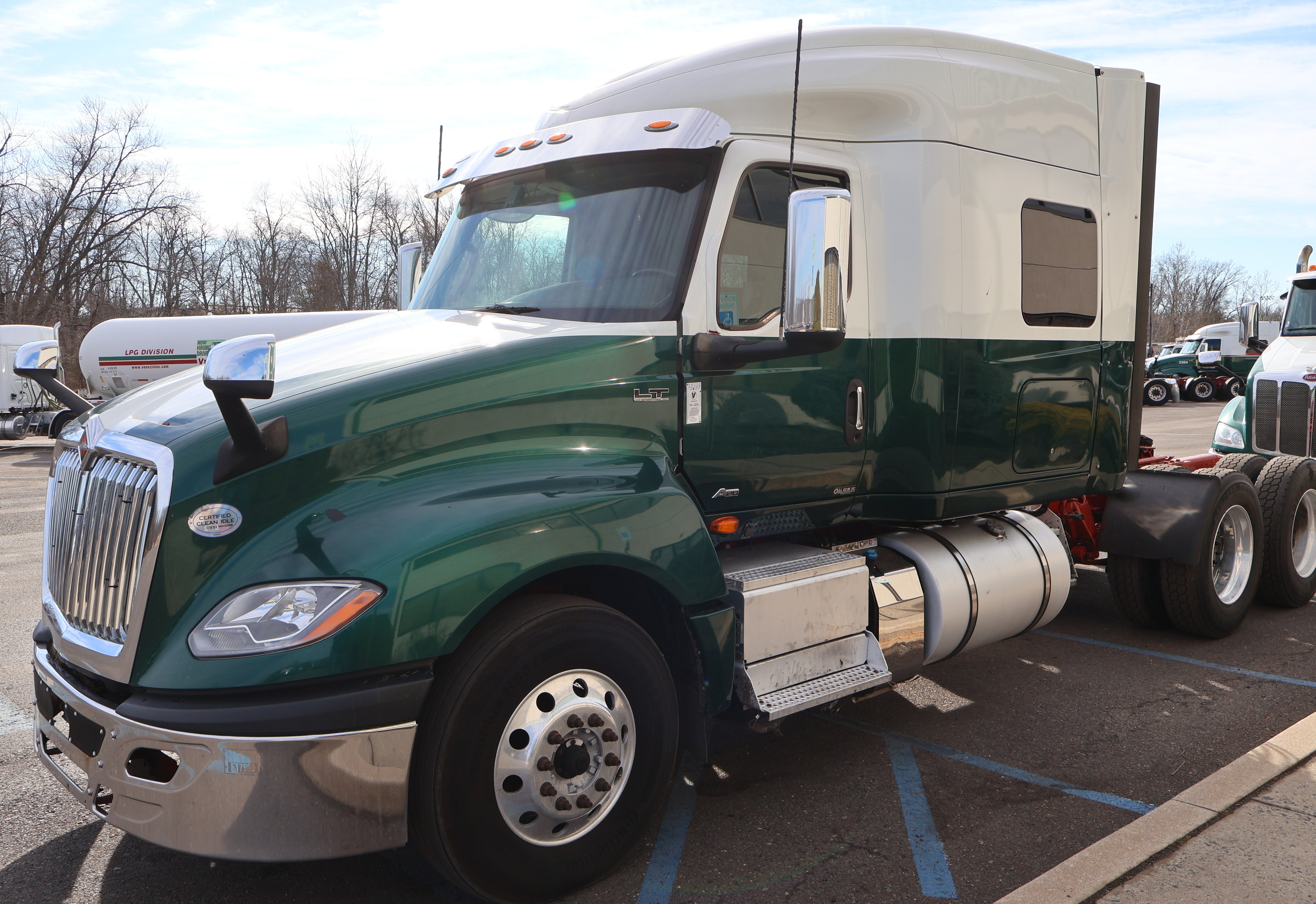 2019 INTERNATIONAL LT - view 11 of 37