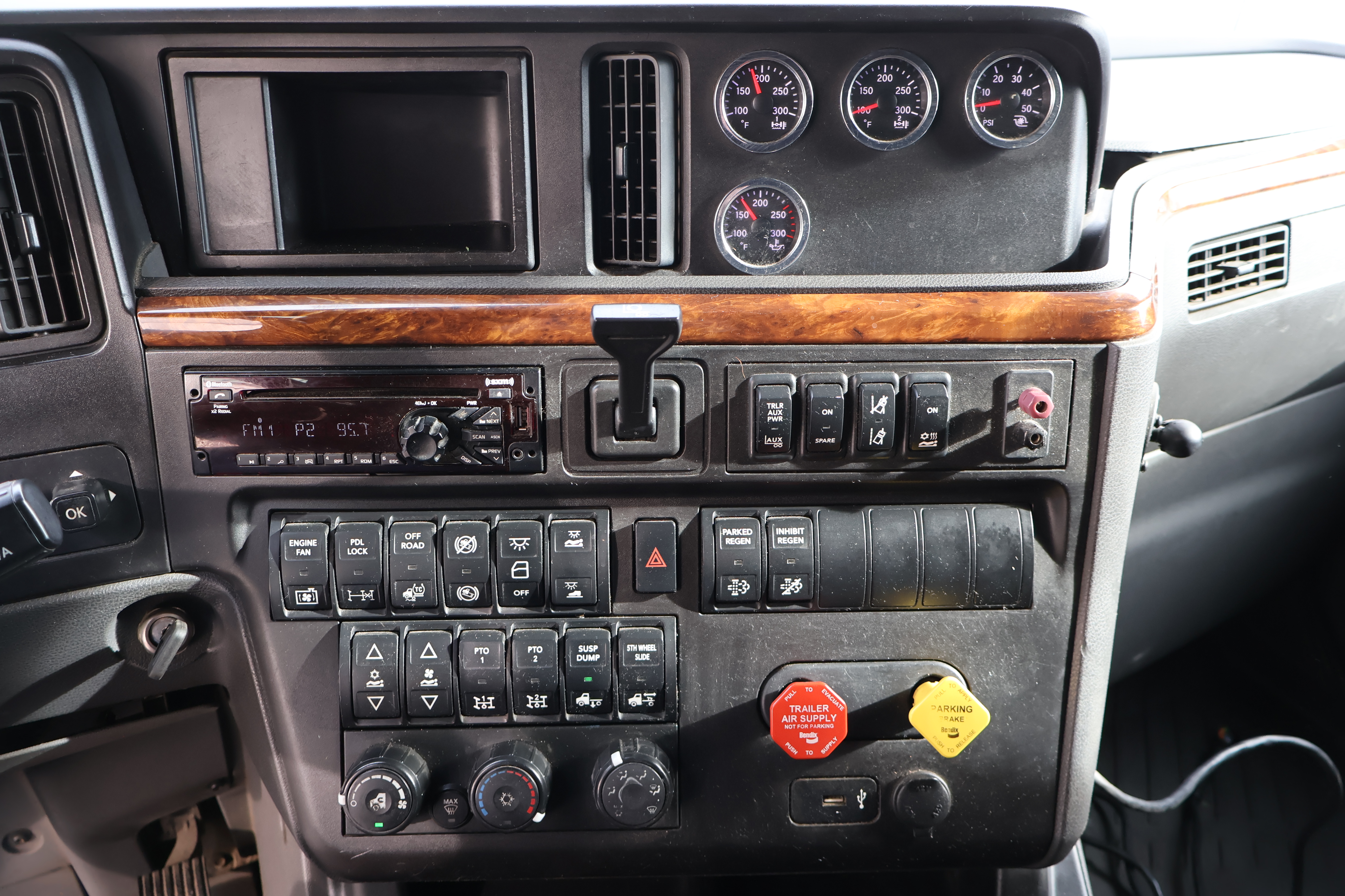 2019 INTERNATIONAL LT - Image 21