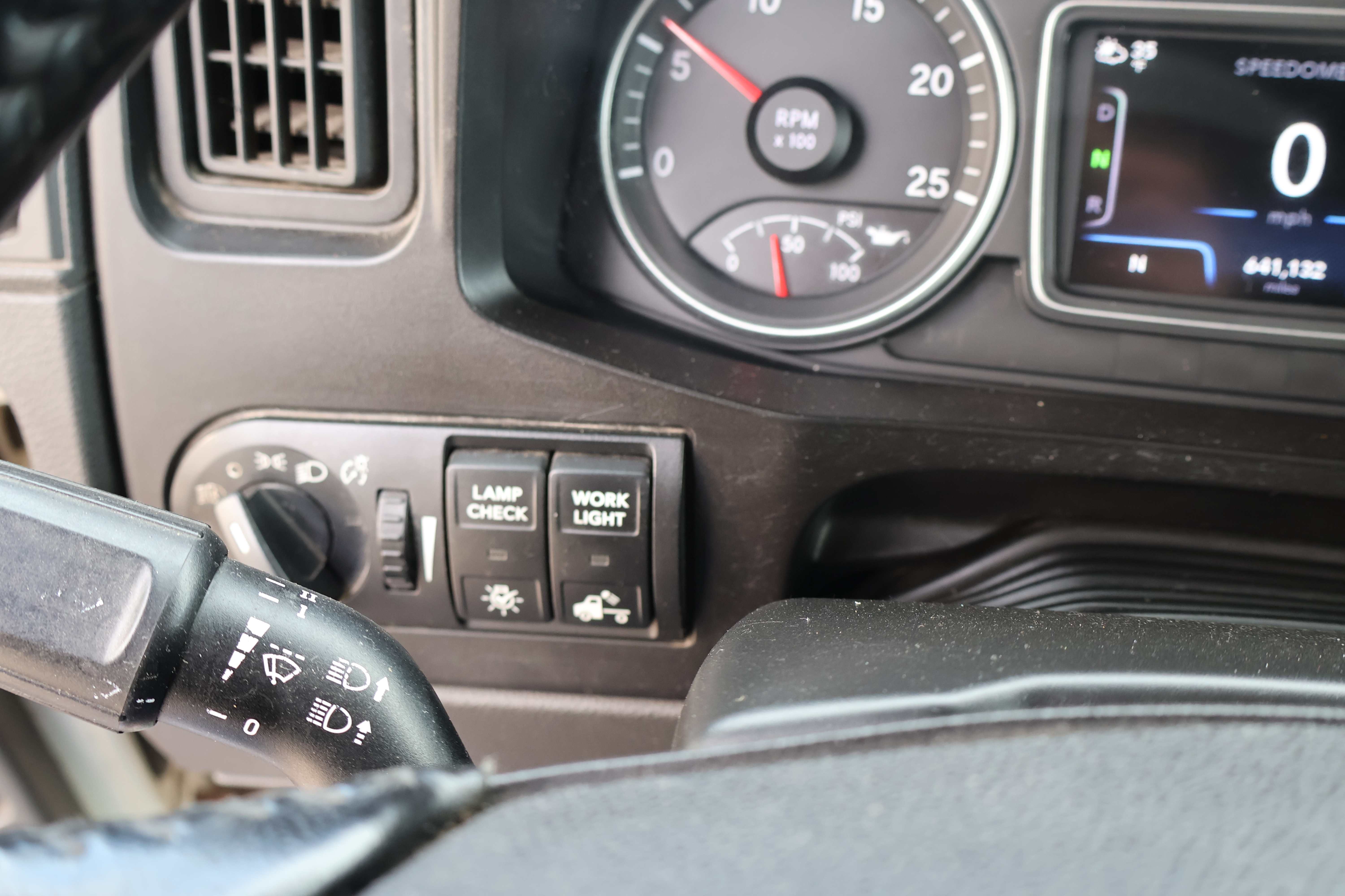 2019 INTERNATIONAL LT - Image 25