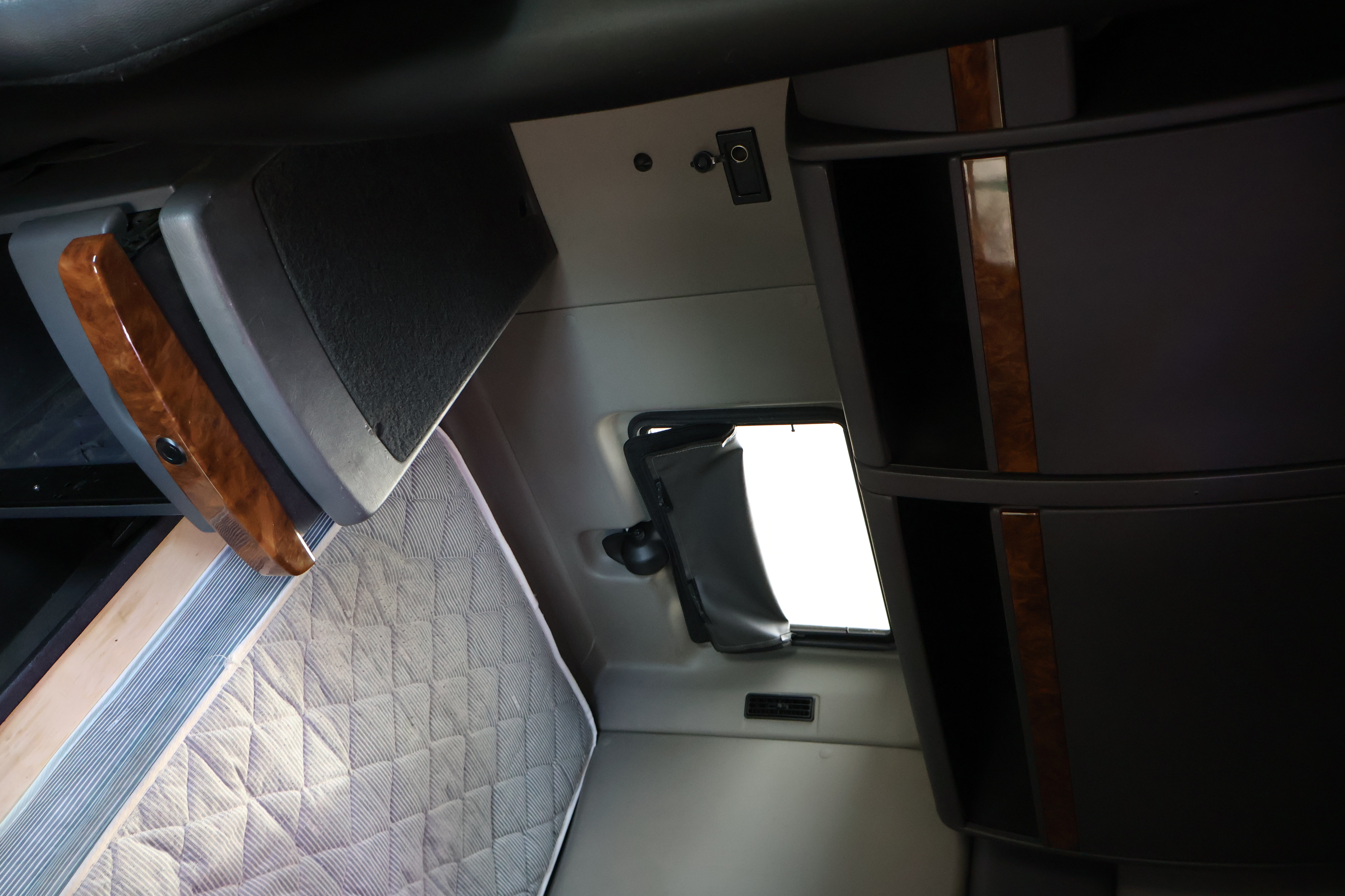 2019 INTERNATIONAL LT - Image 28