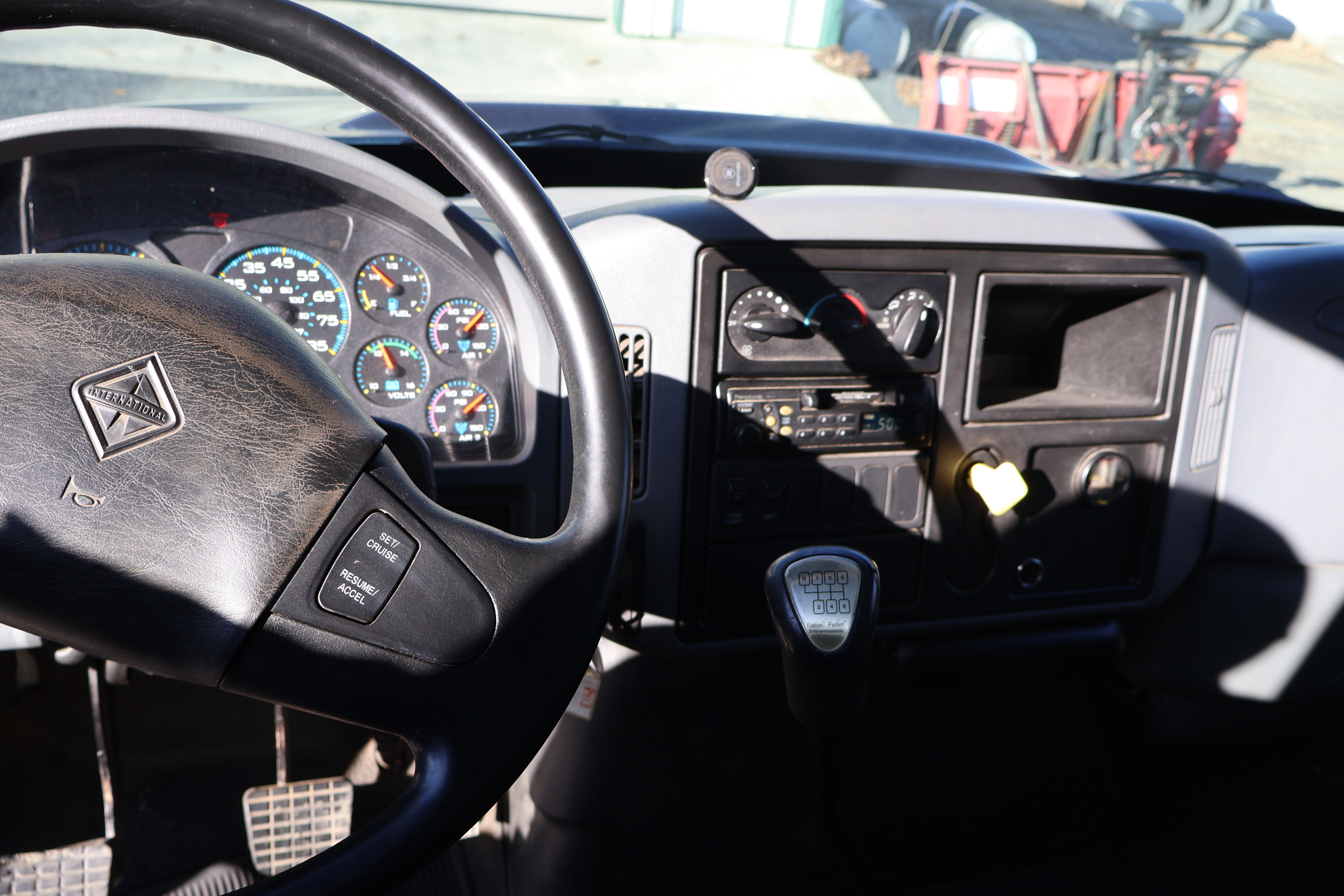 2004 INTERNATIONAL 4900 - Image 28