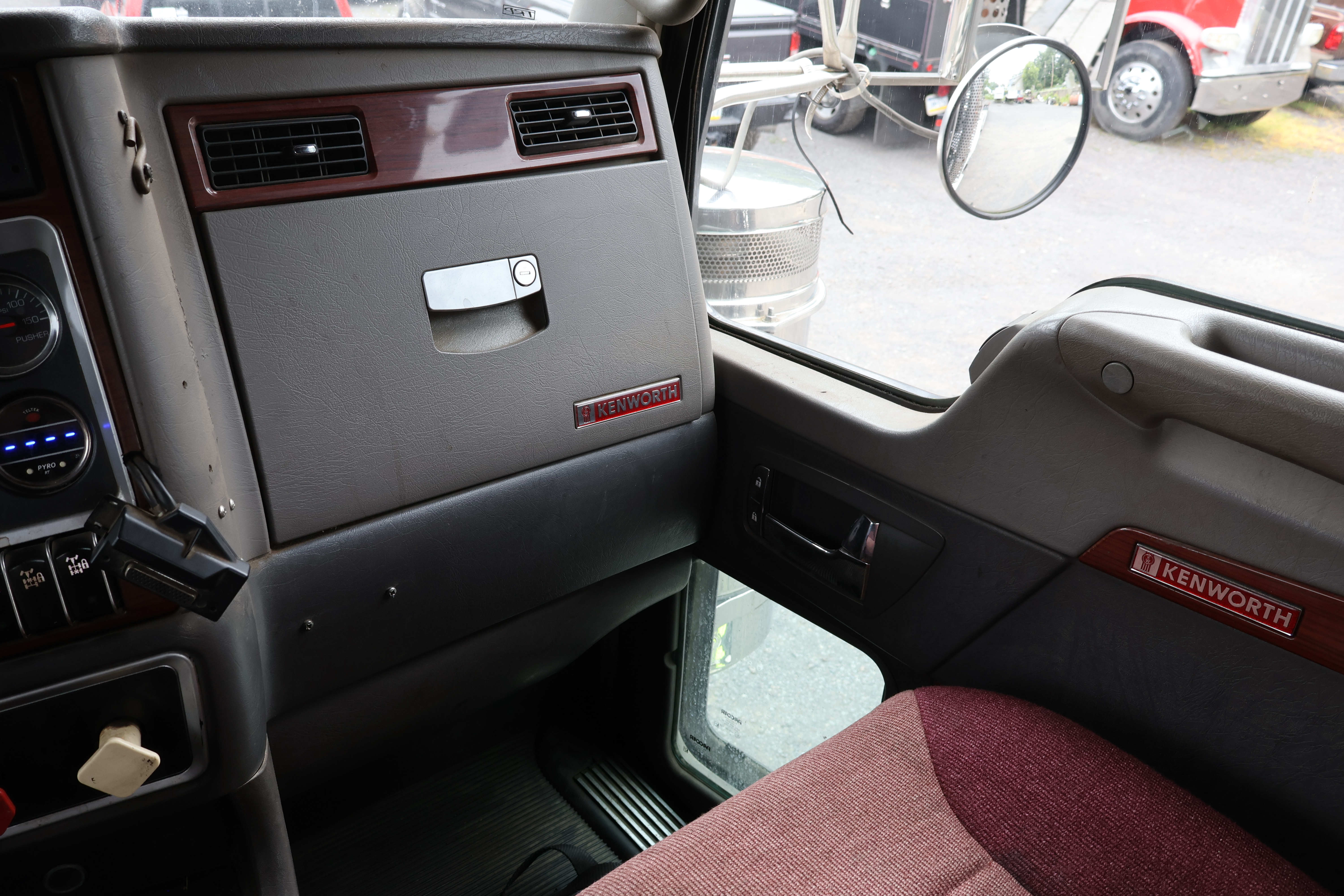 2008 KENWORTH W900 - Image 40