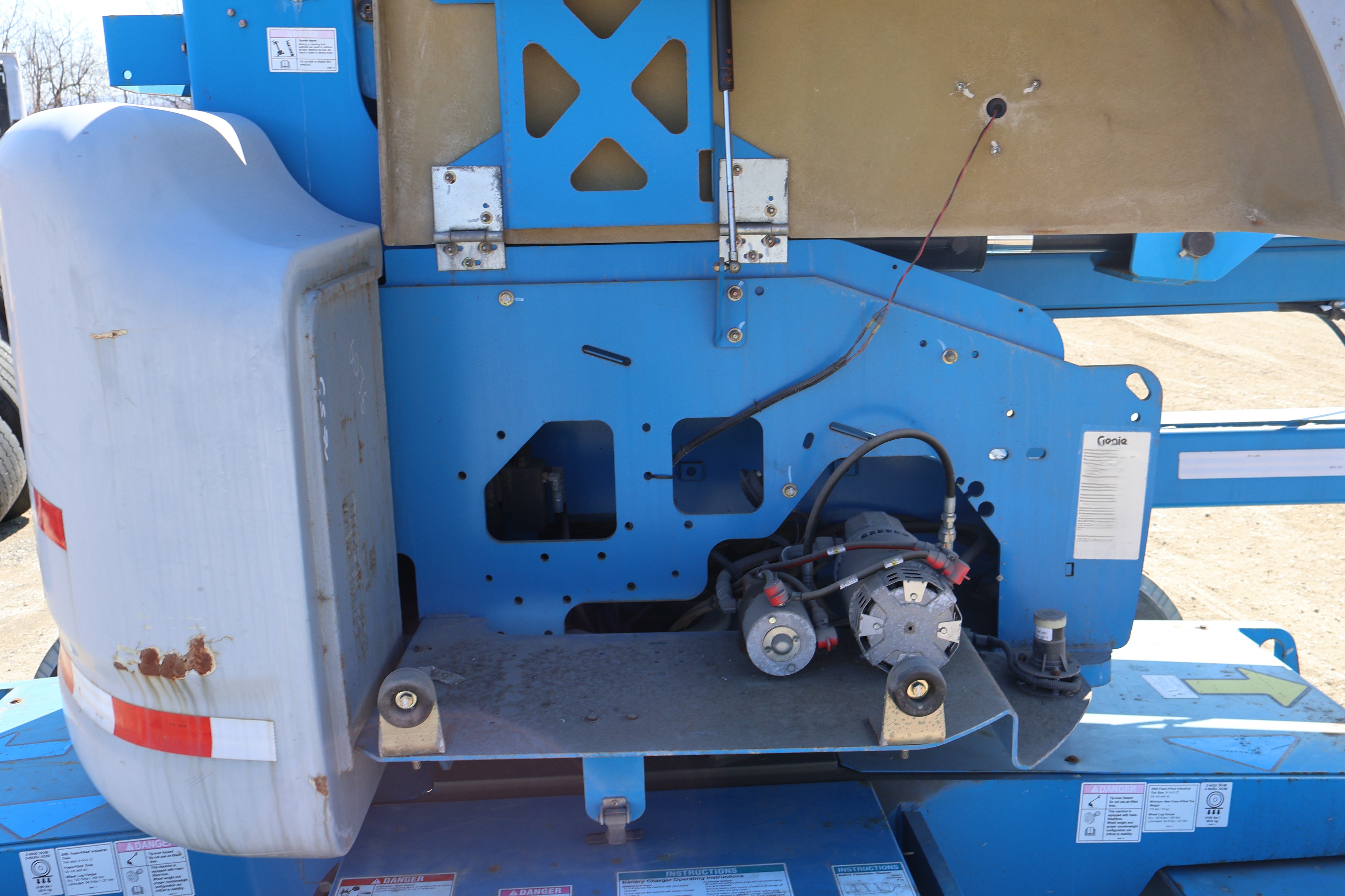 2011 GENIE Z-45/25 J - Image 12