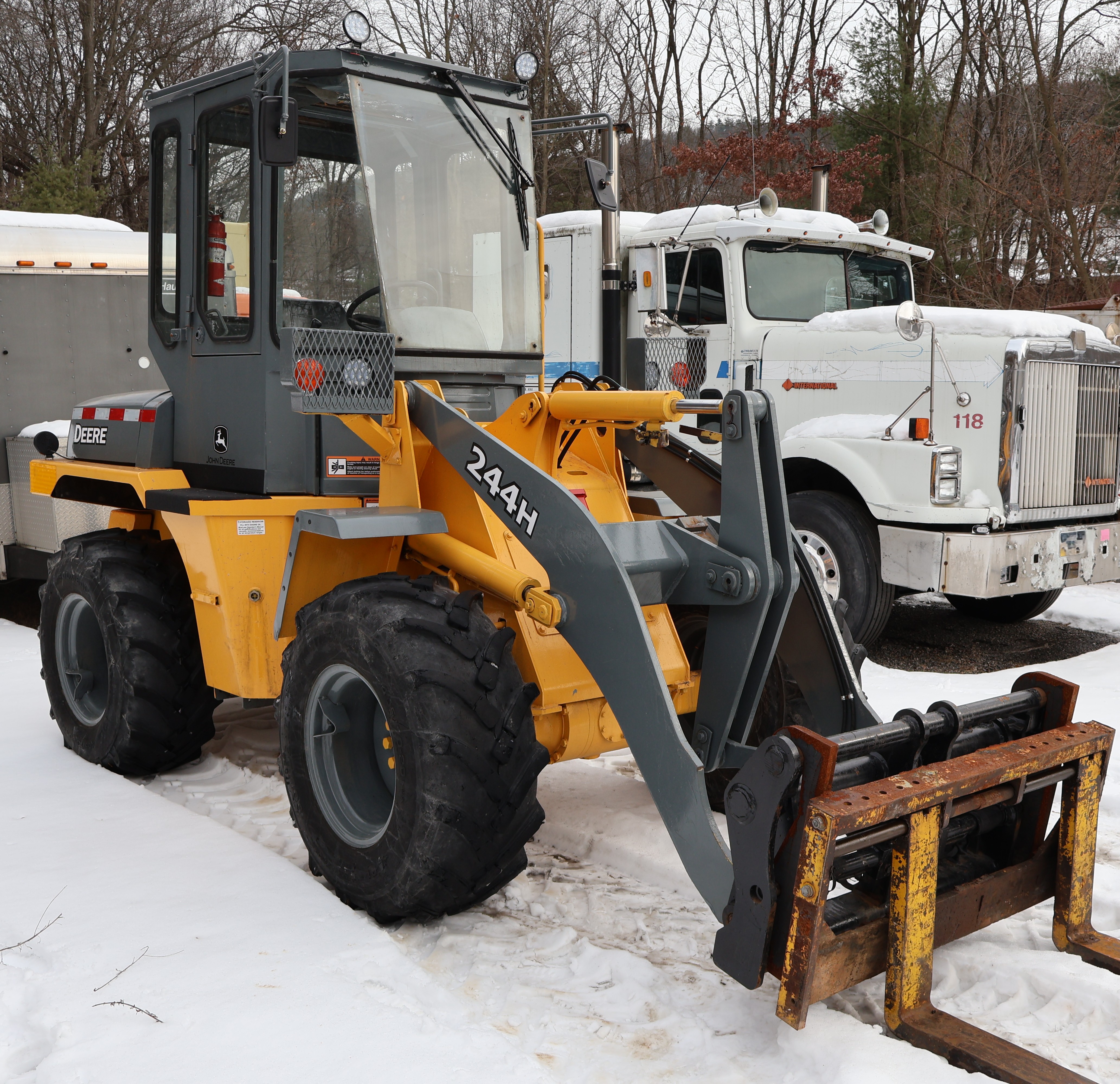 2000 DEERE 244H - Image 10