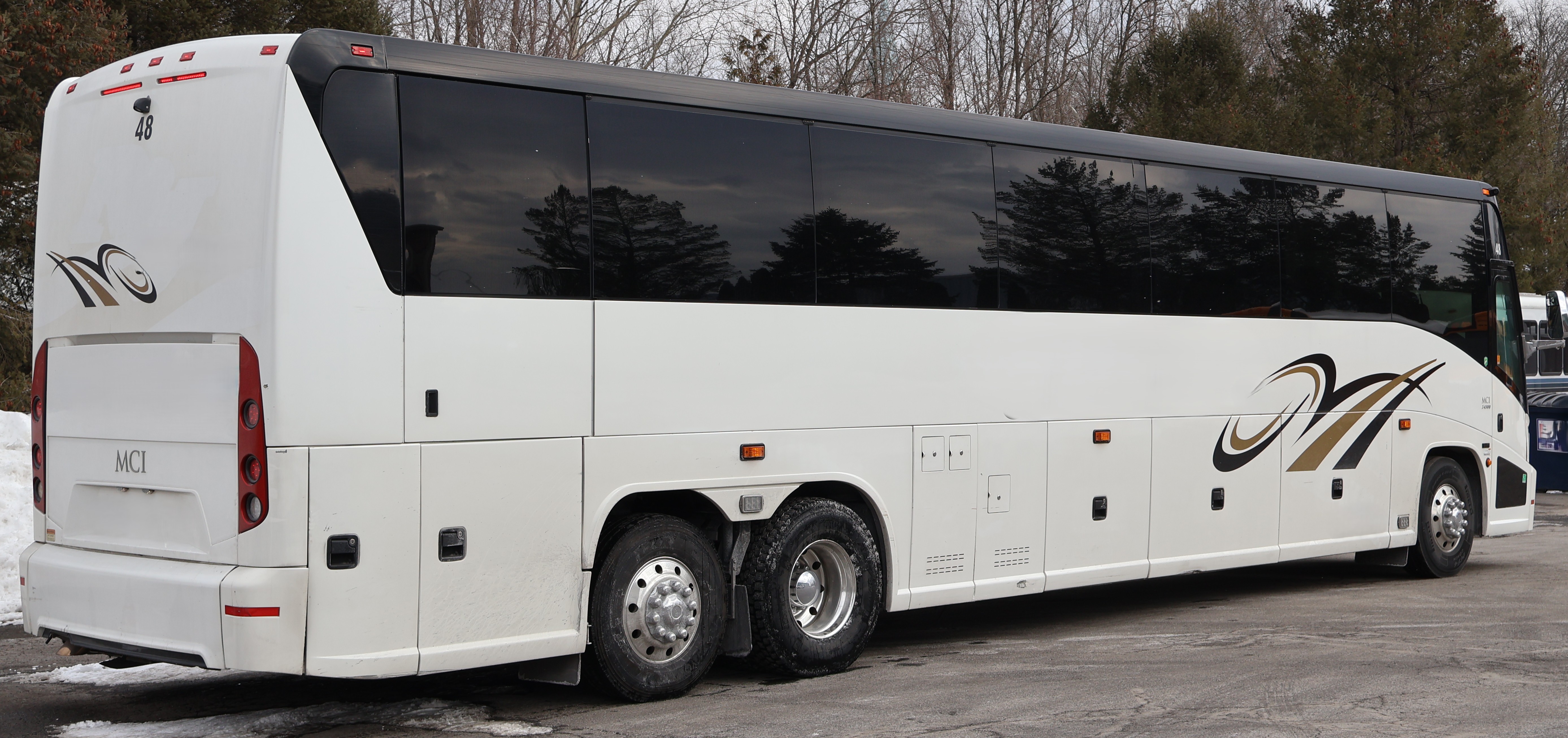2014 MCI J4500 - Image 10