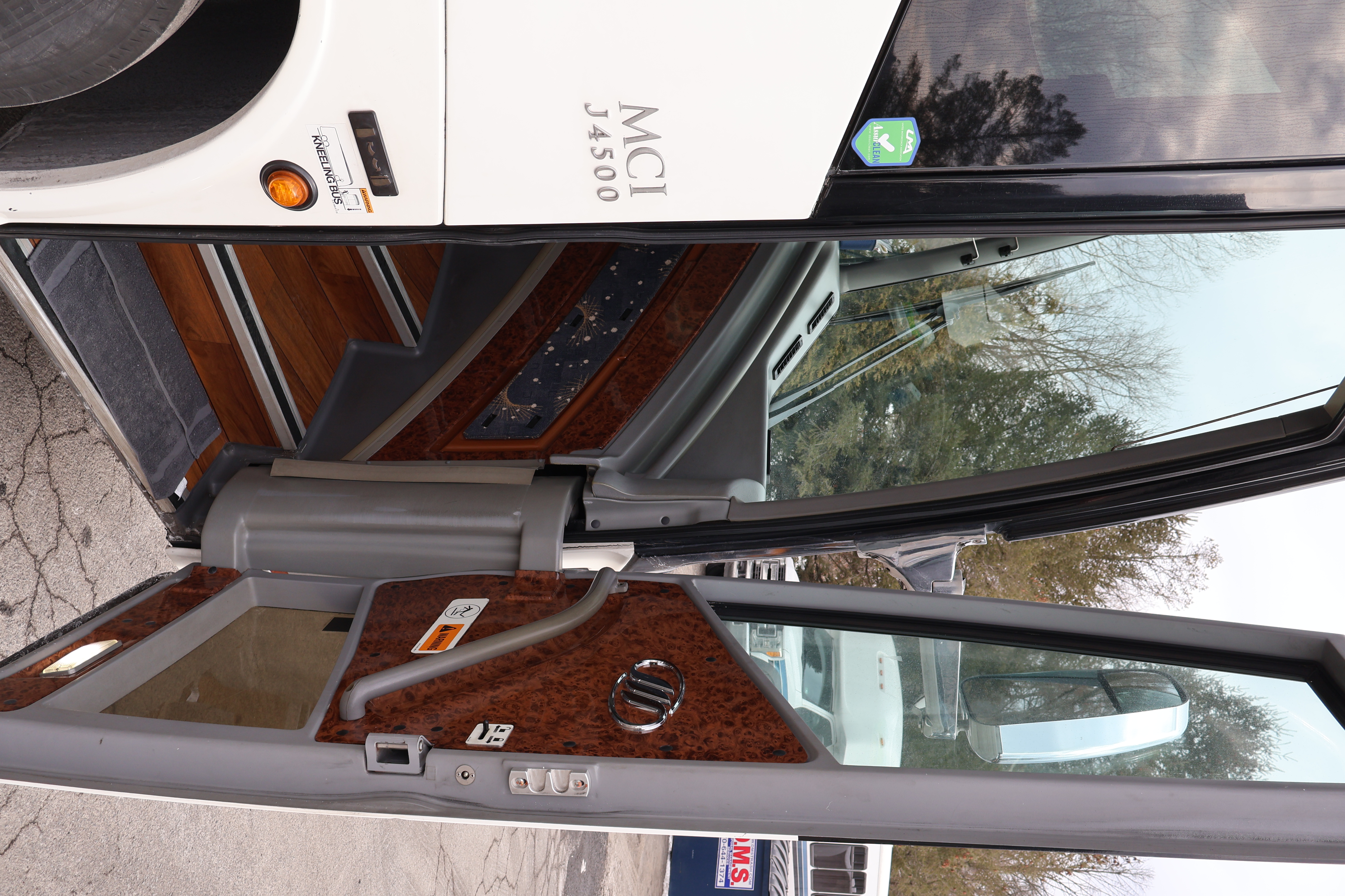 2014 MCI J4500 - Image 13