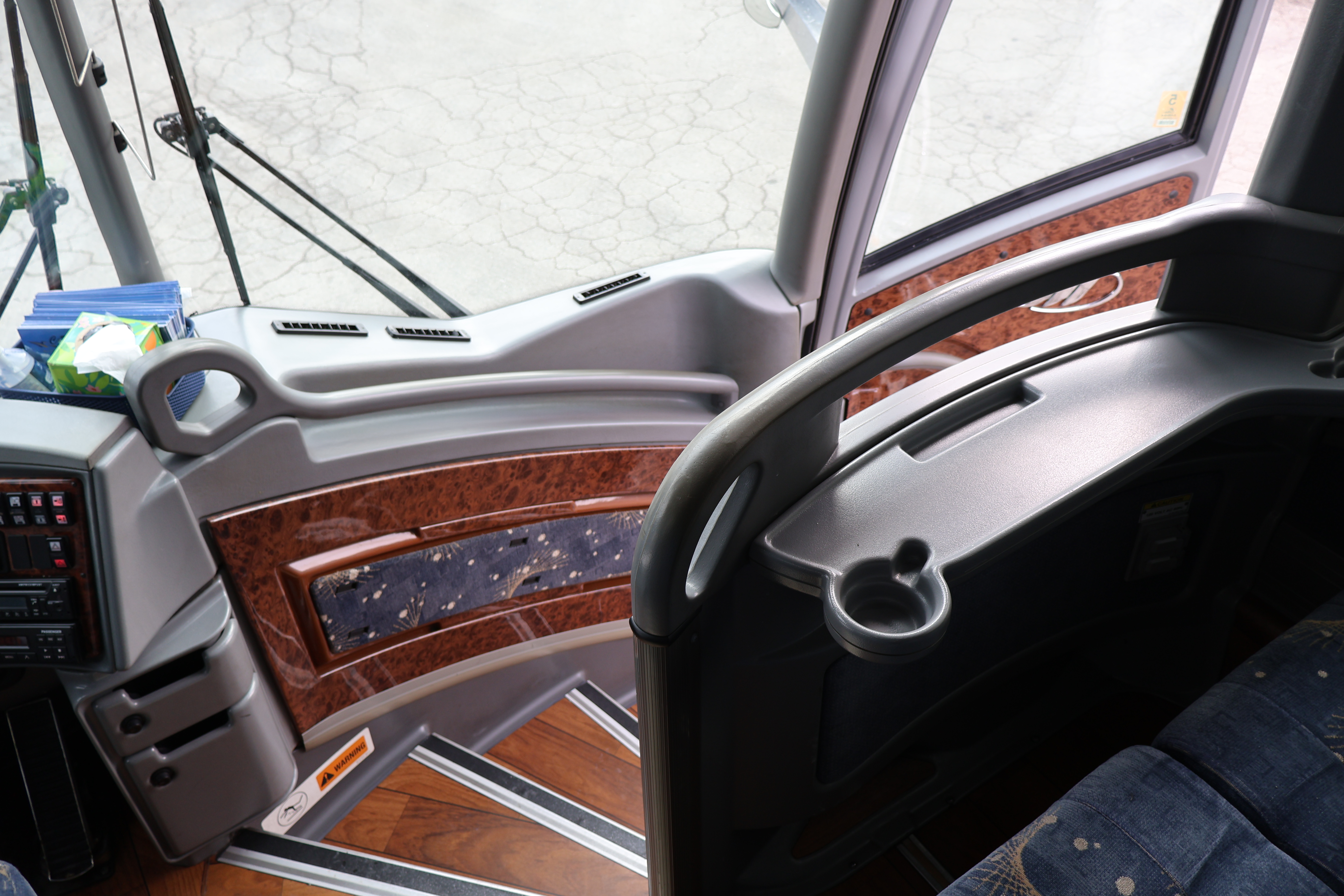 2014 MCI J4500 - Image 23