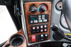 2014 MCI J4500 - Image 25