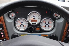 2014 MCI J4500 - Image 27