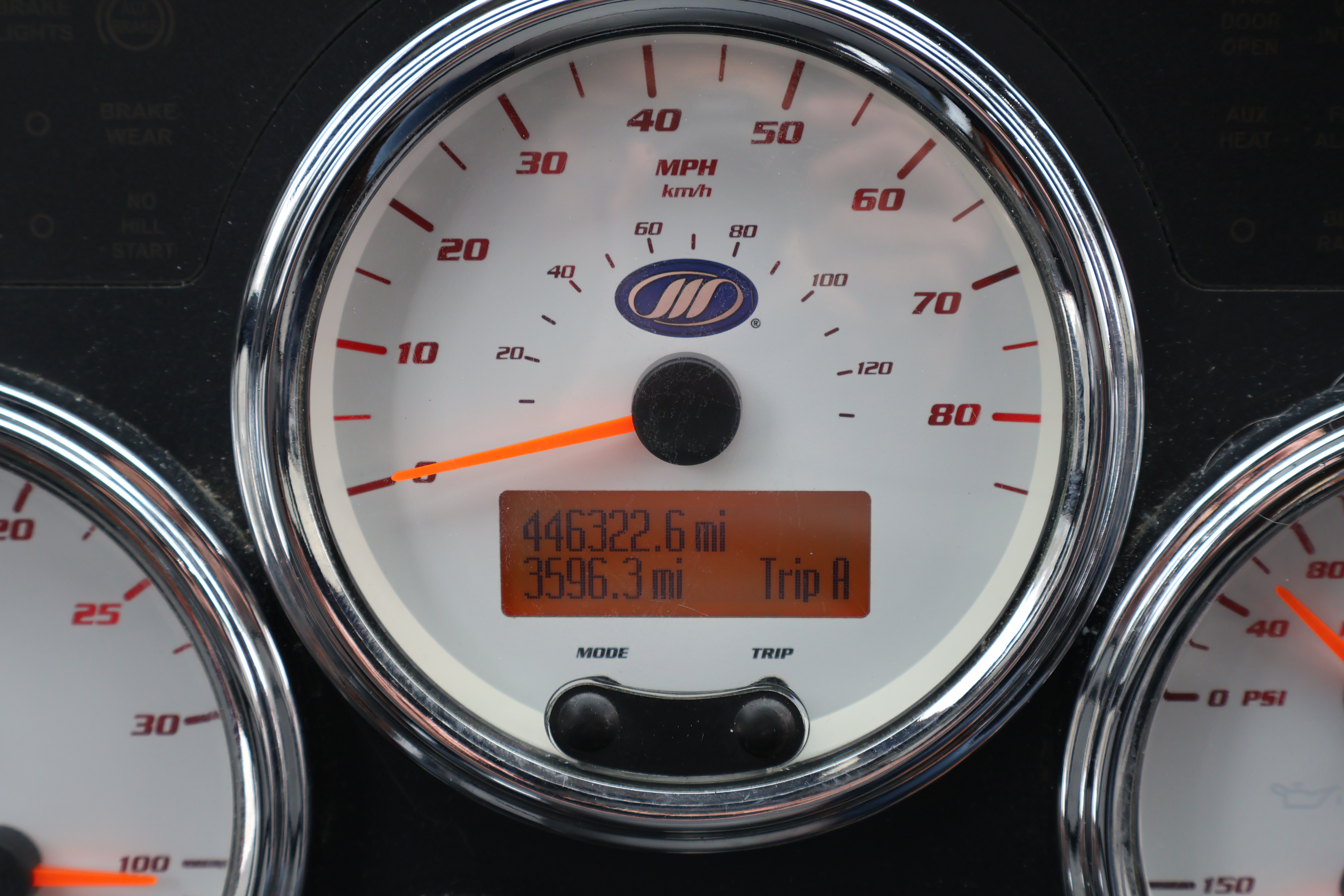 2014 MCI J4500 - Image 28