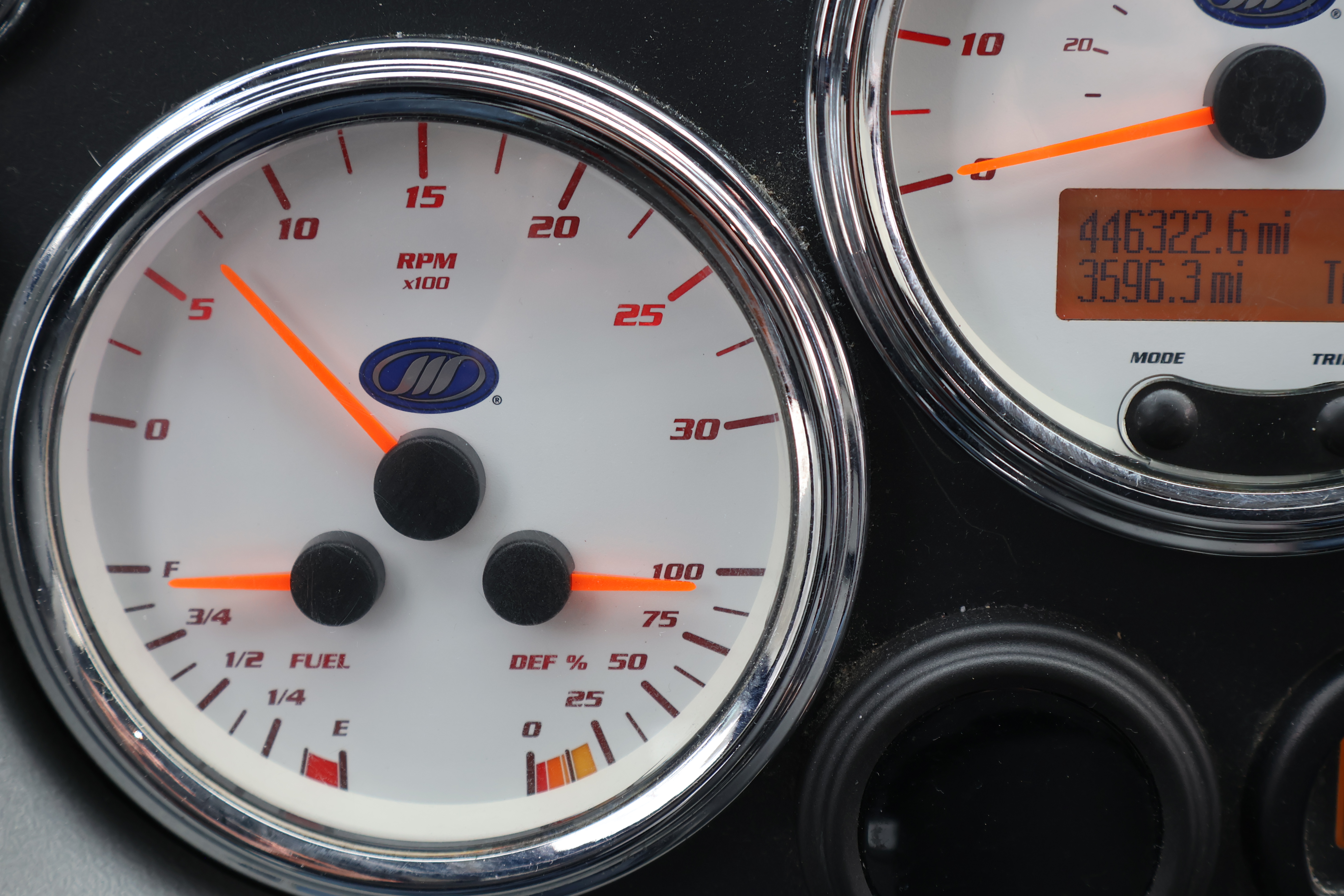 2014 MCI J4500 - Image 30