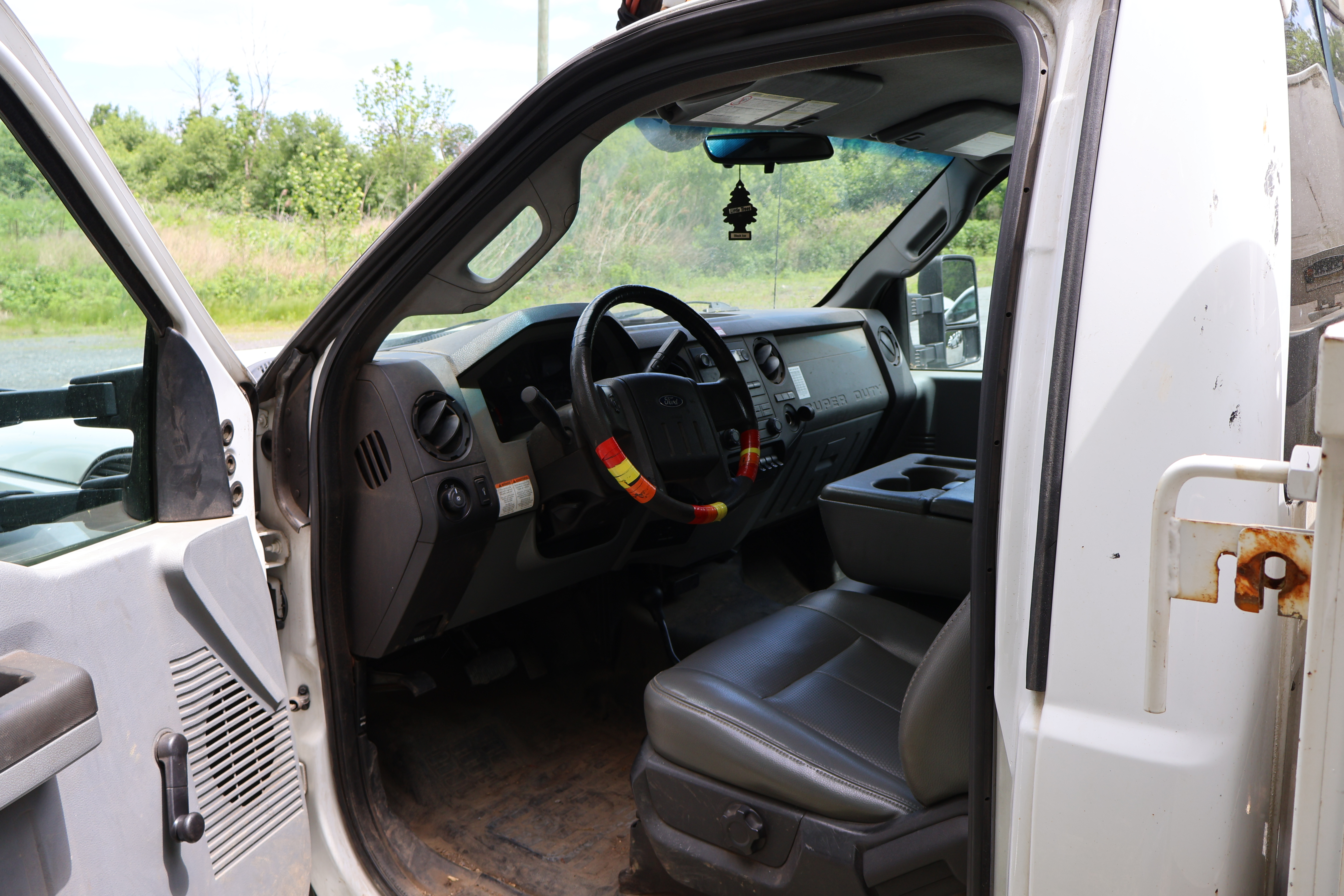 2012 FORD F-550 - Image 16