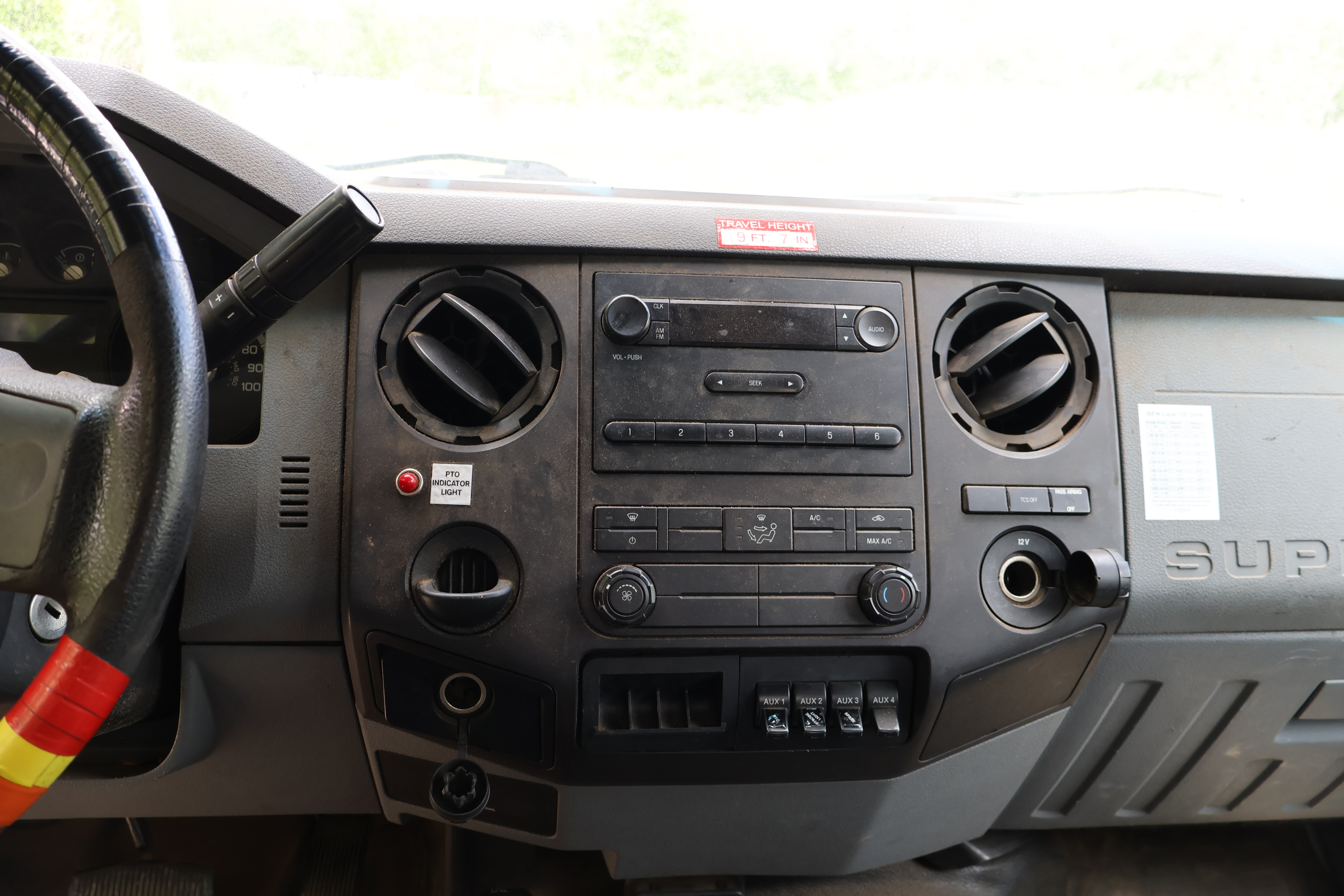 2012 FORD F-550 - Image 18